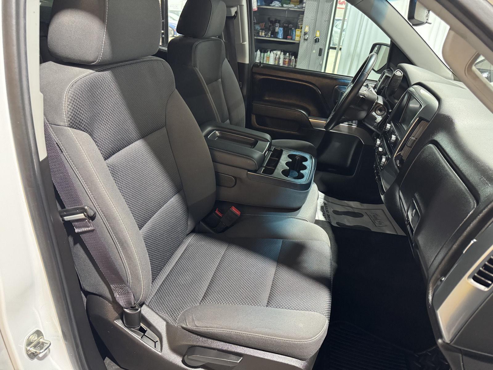 Vehicle photo 25