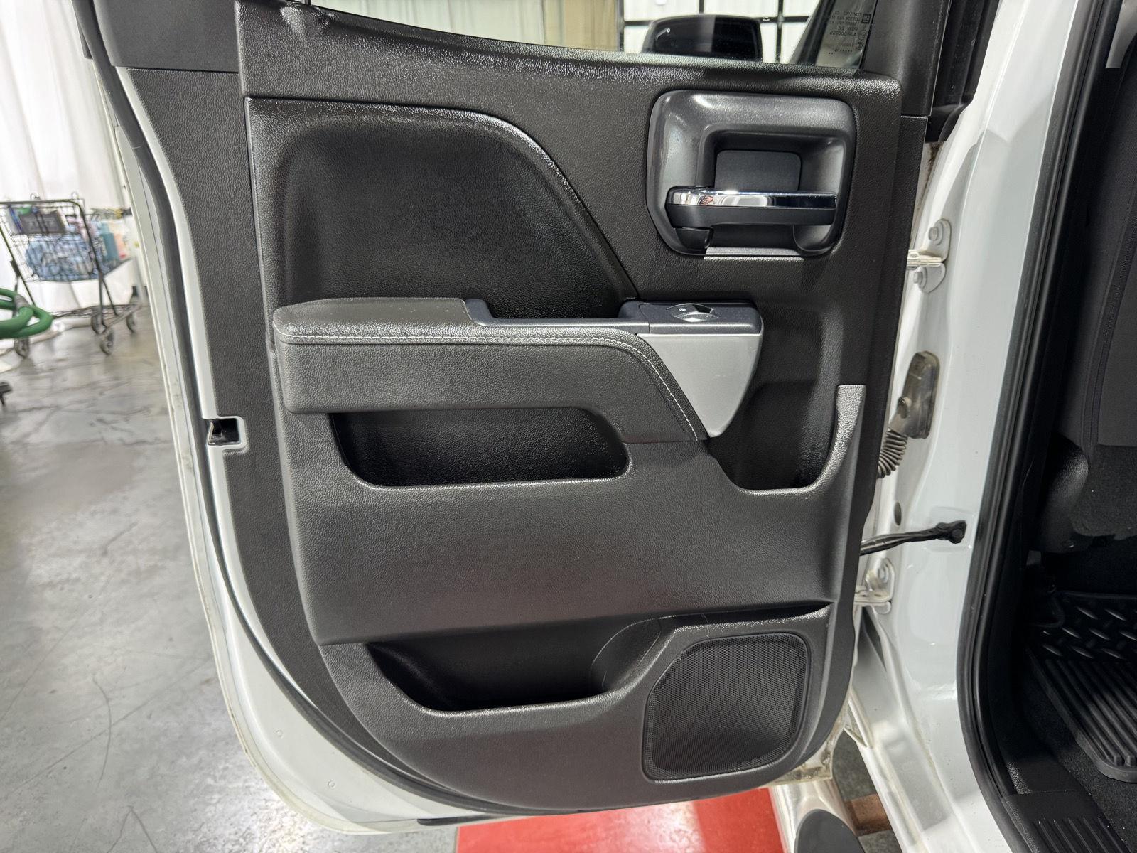 Vehicle photo 28