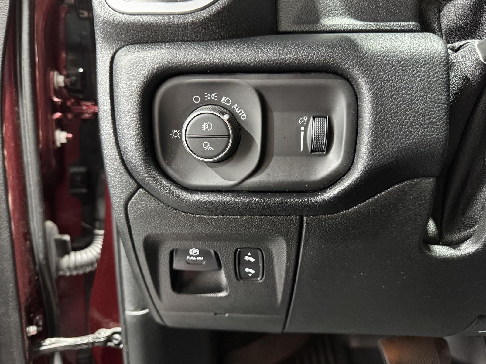 Vehicle photo 17