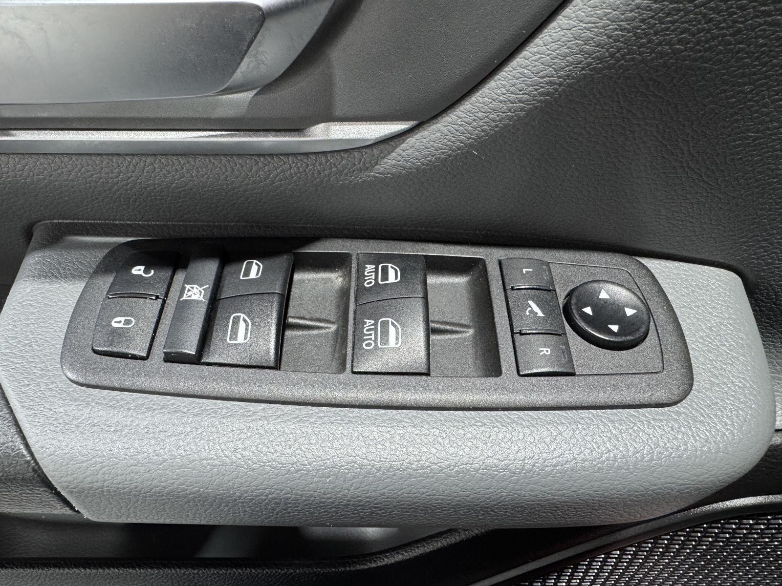 Vehicle photo 18