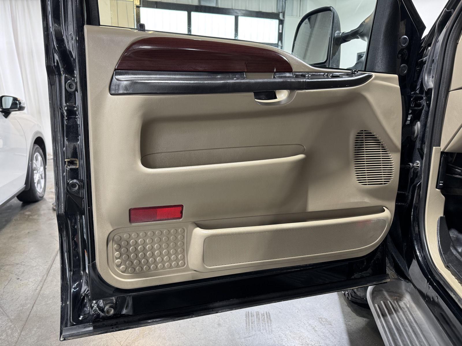 Vehicle photo 16