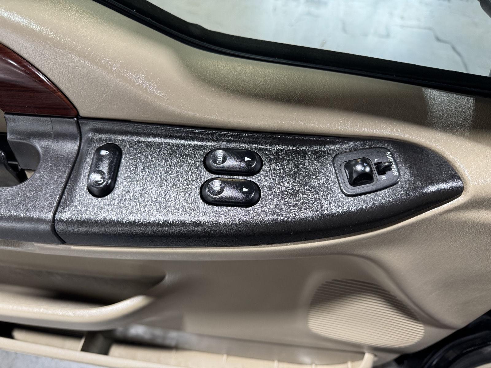 Vehicle photo 17