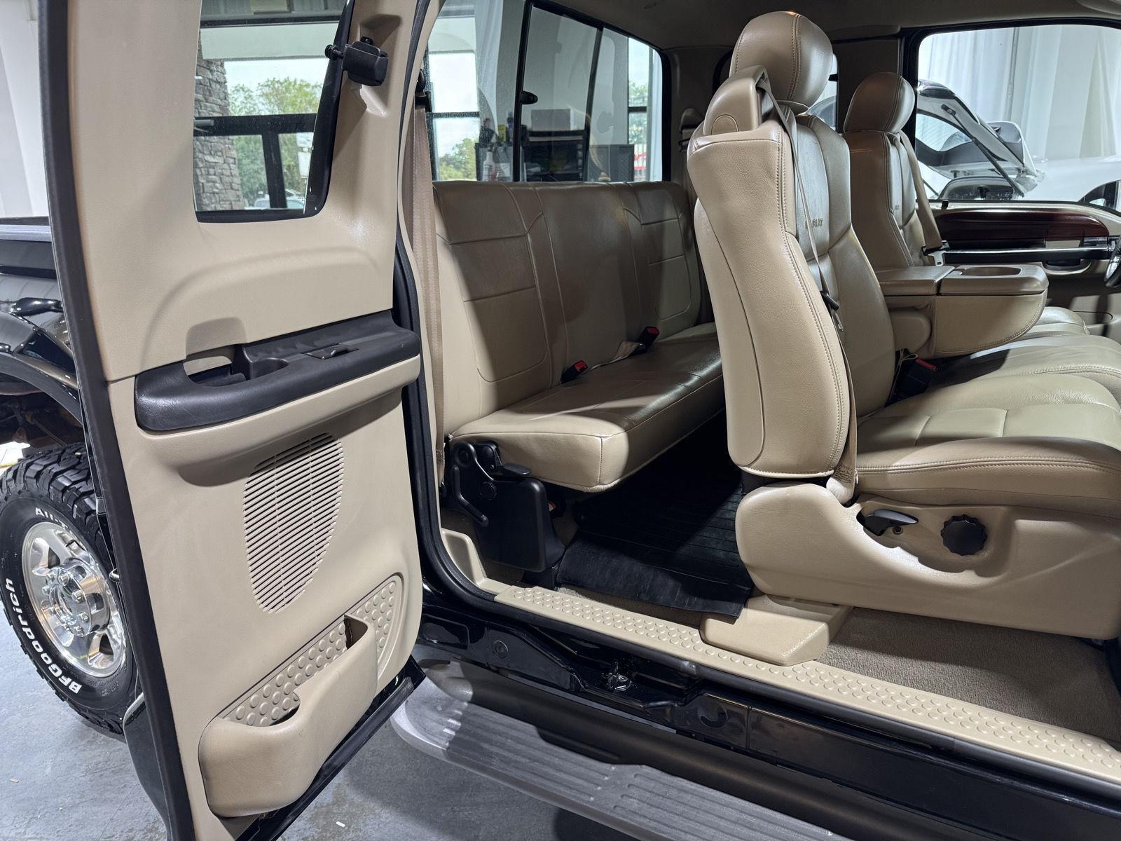 Vehicle photo 28