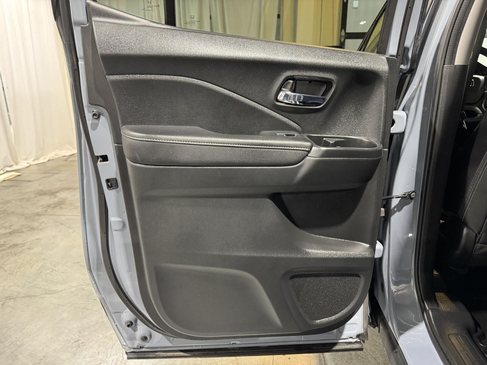 Vehicle photo 17