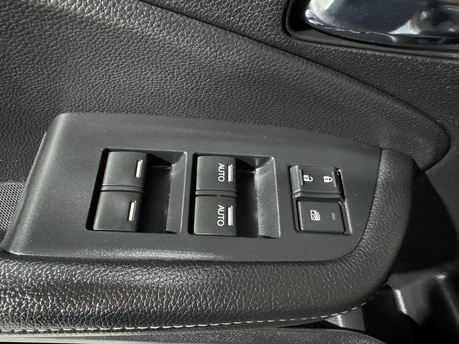 Vehicle photo 19