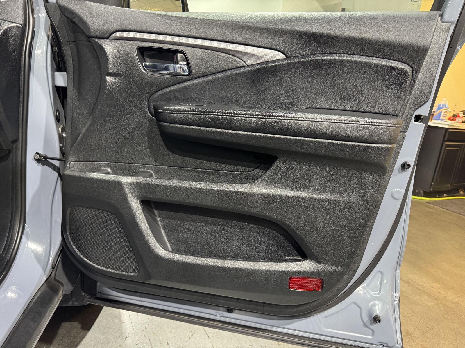 Vehicle photo 25