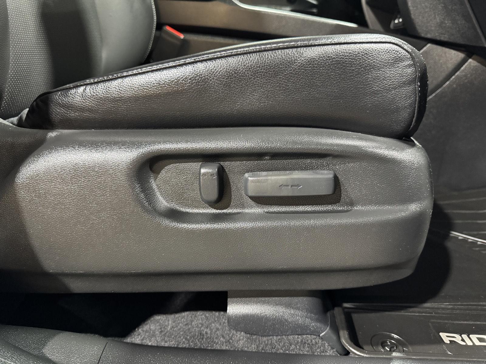 Vehicle photo 28