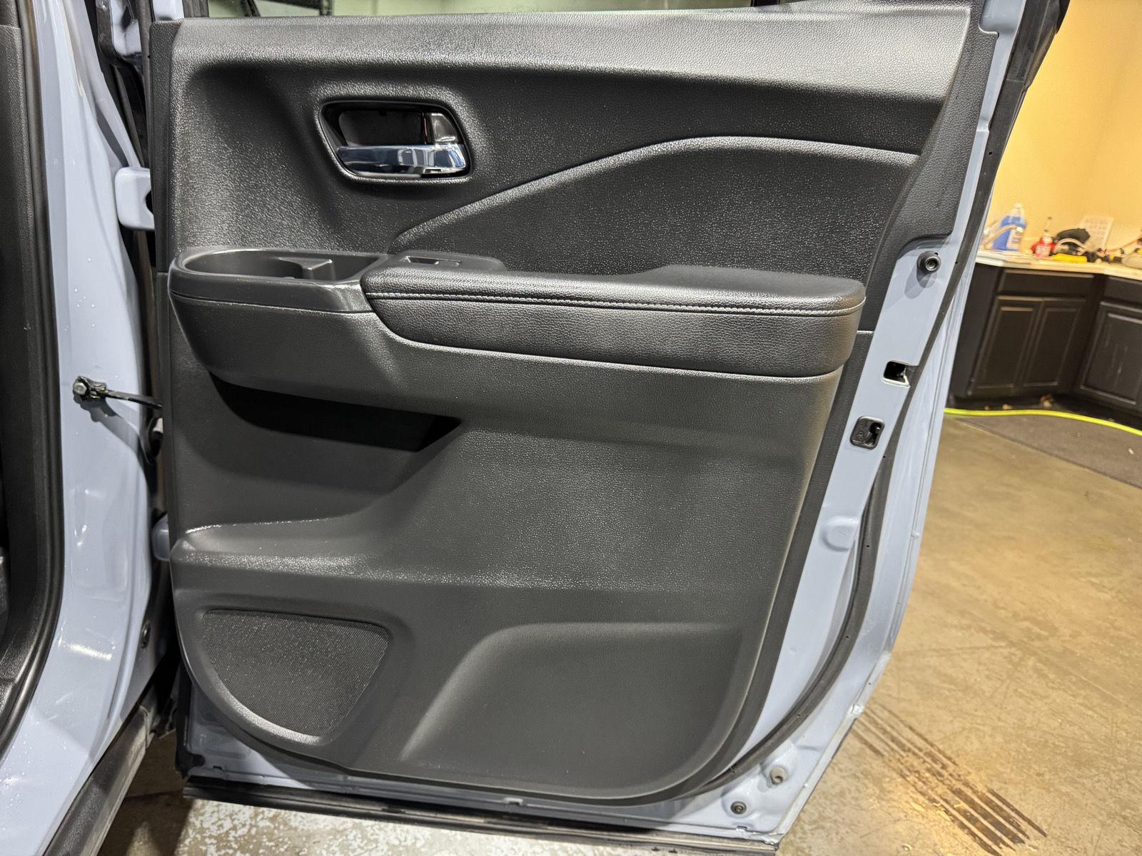 Vehicle photo 29