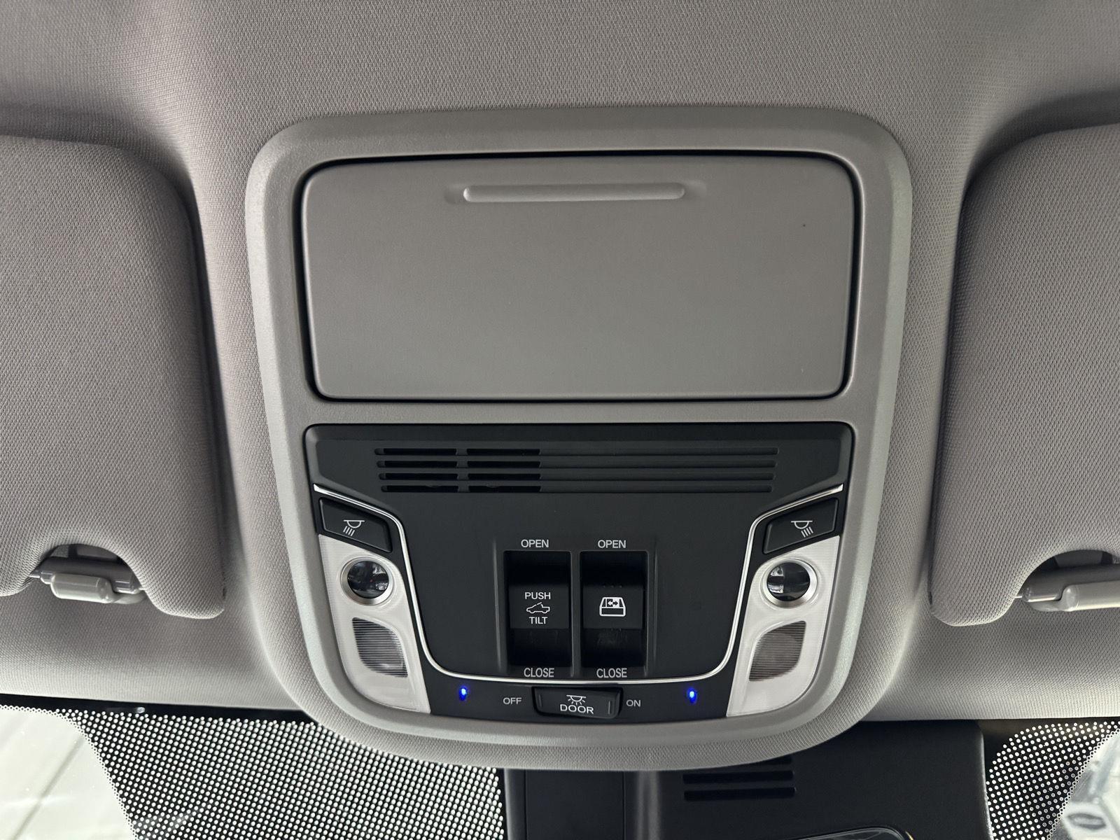 Vehicle photo 33