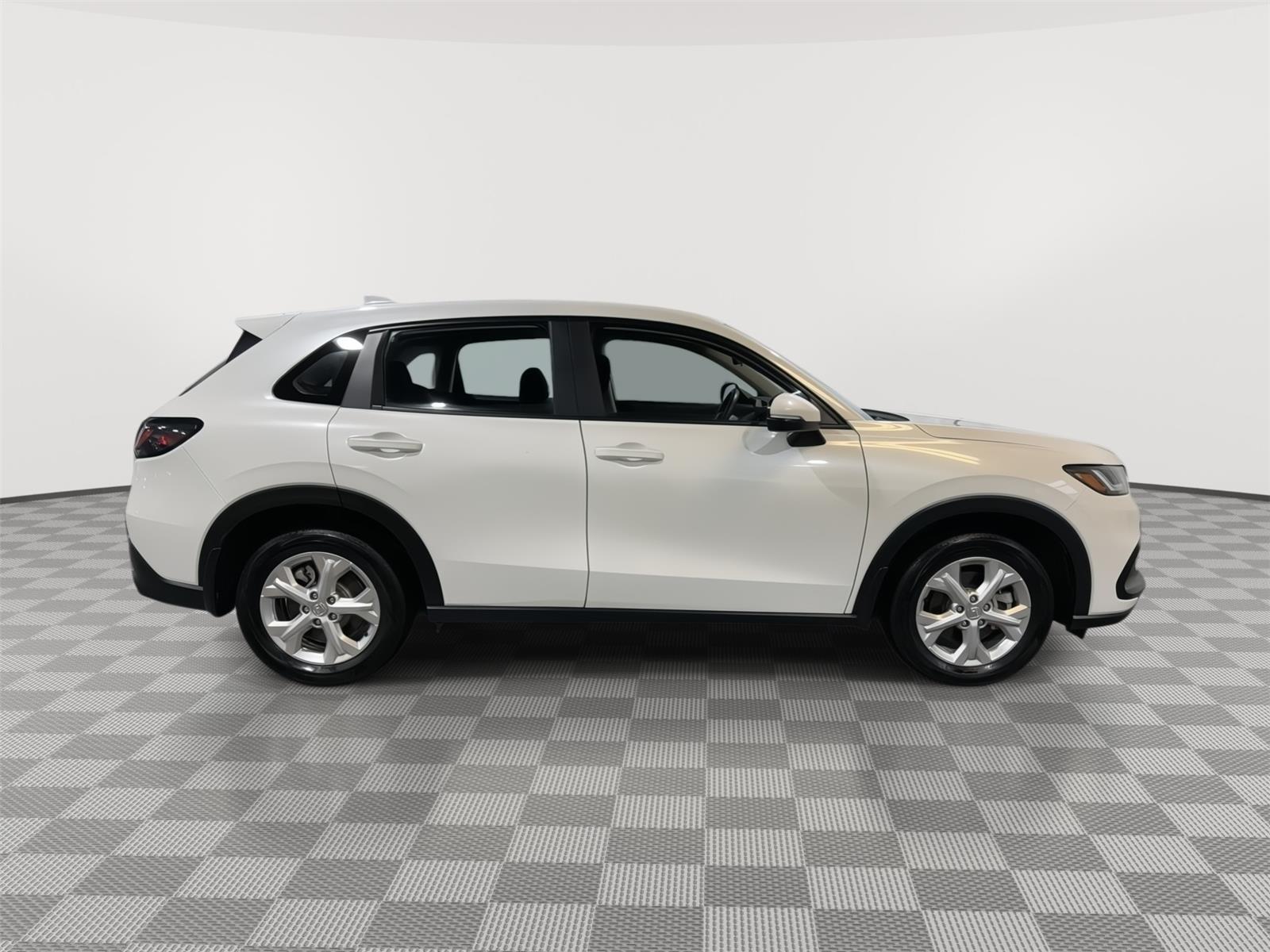 Vehicle photo 6