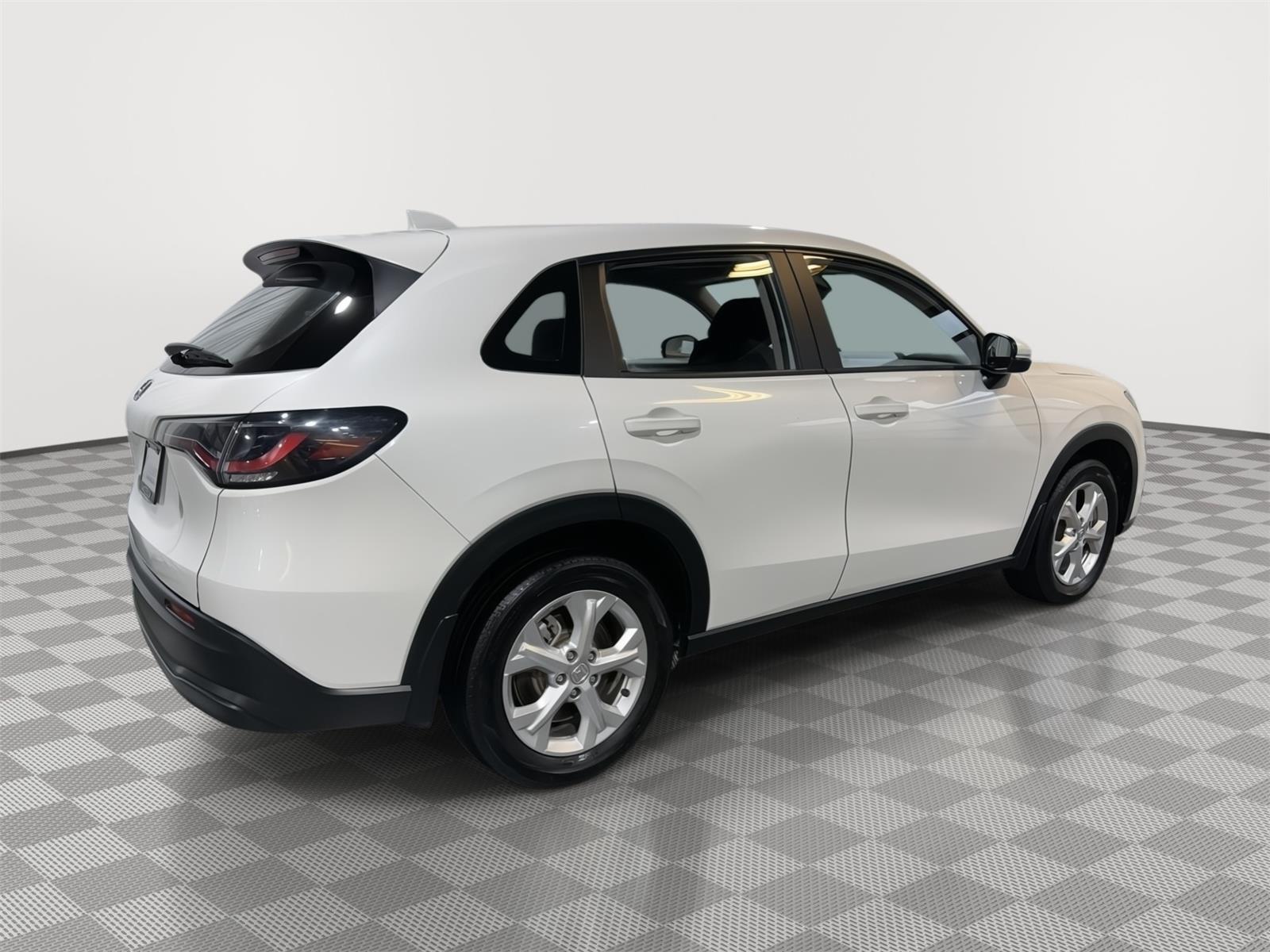 Vehicle photo 7