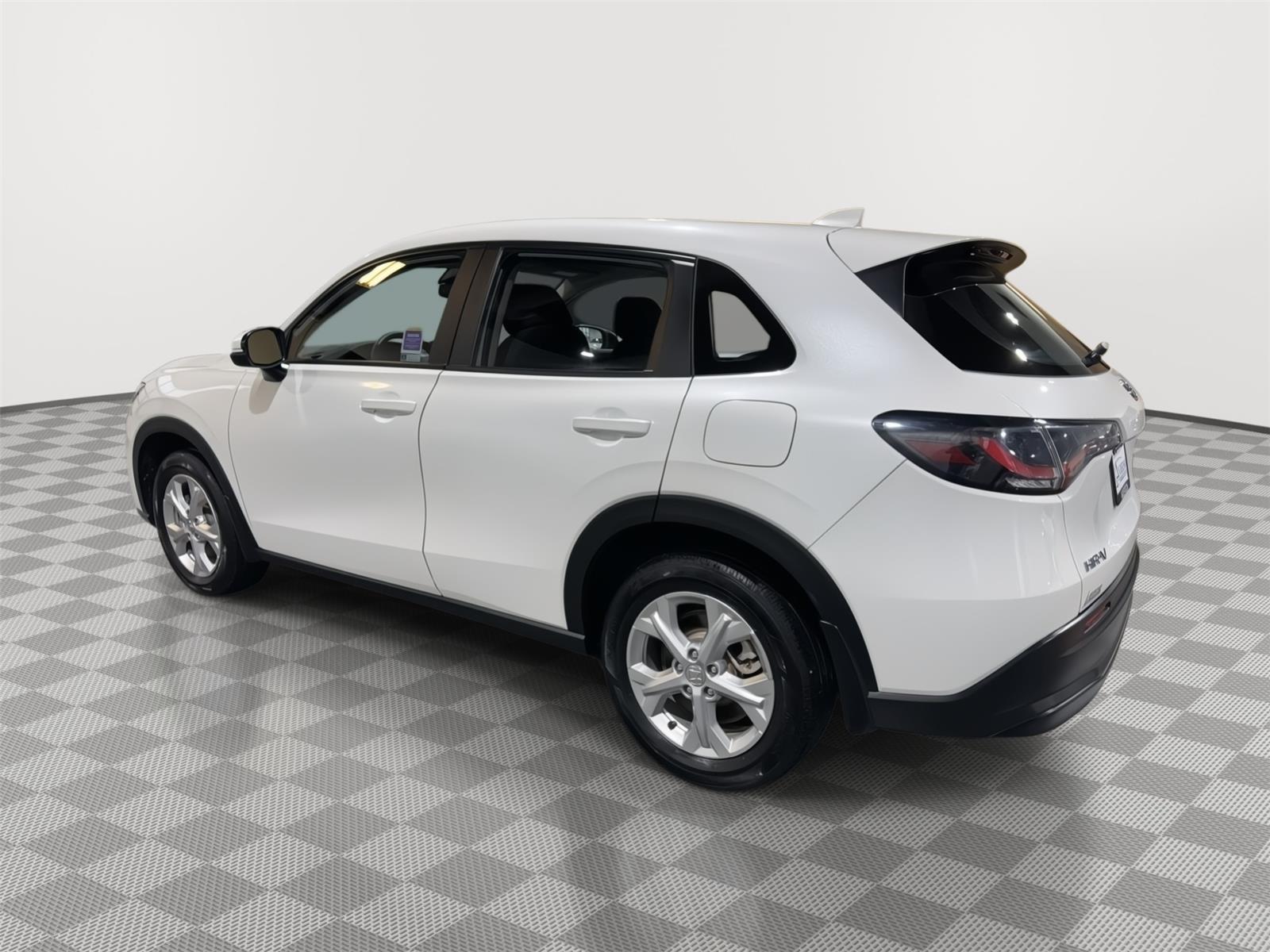 Vehicle photo 9