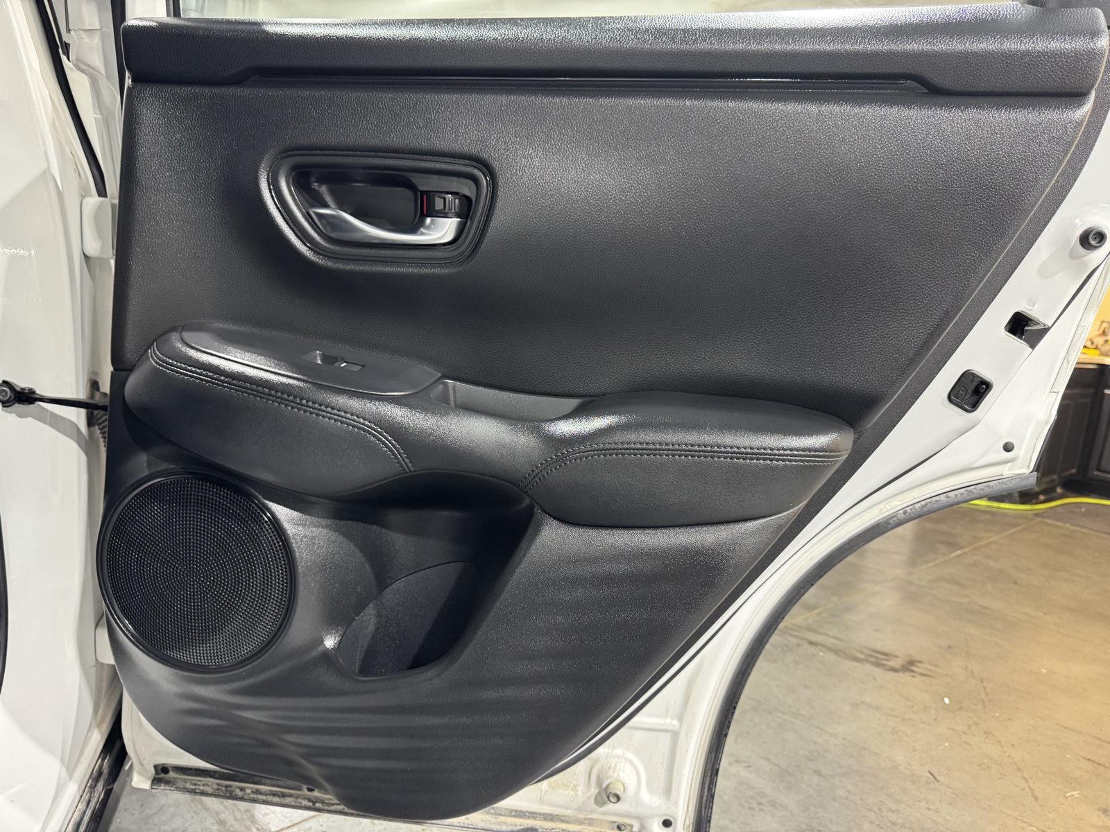 Vehicle photo 26