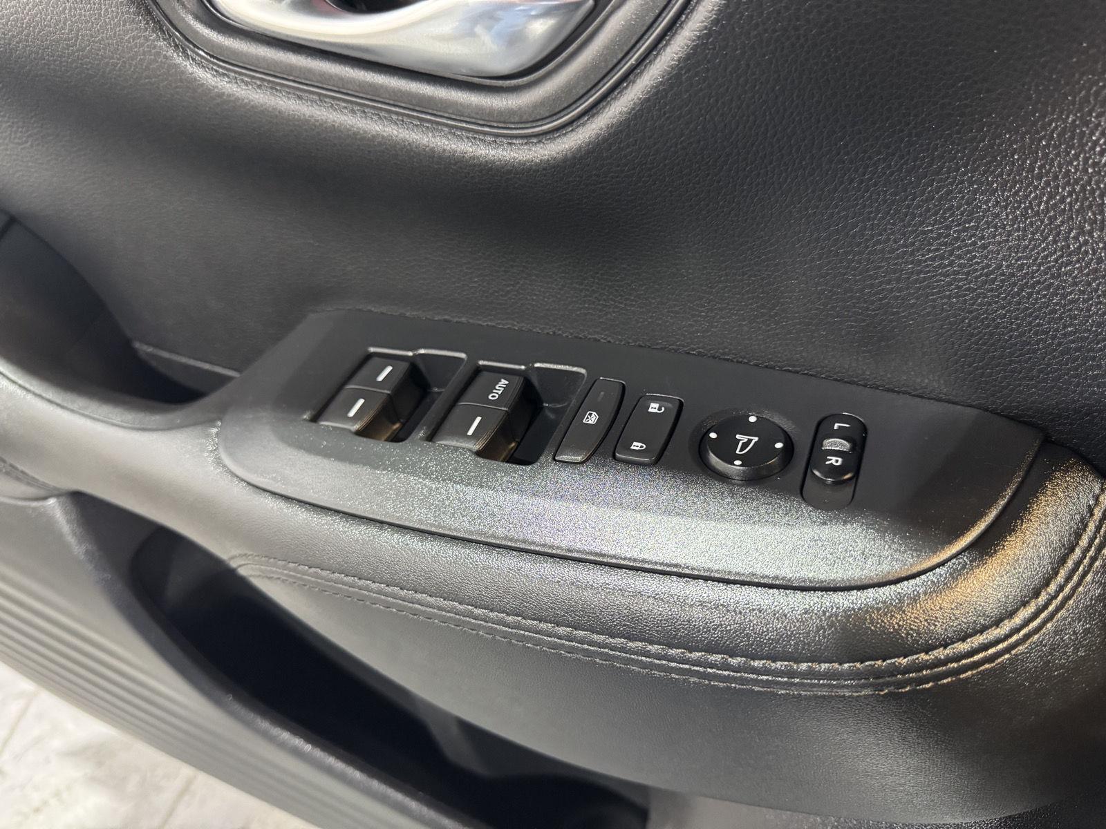 Vehicle photo 30