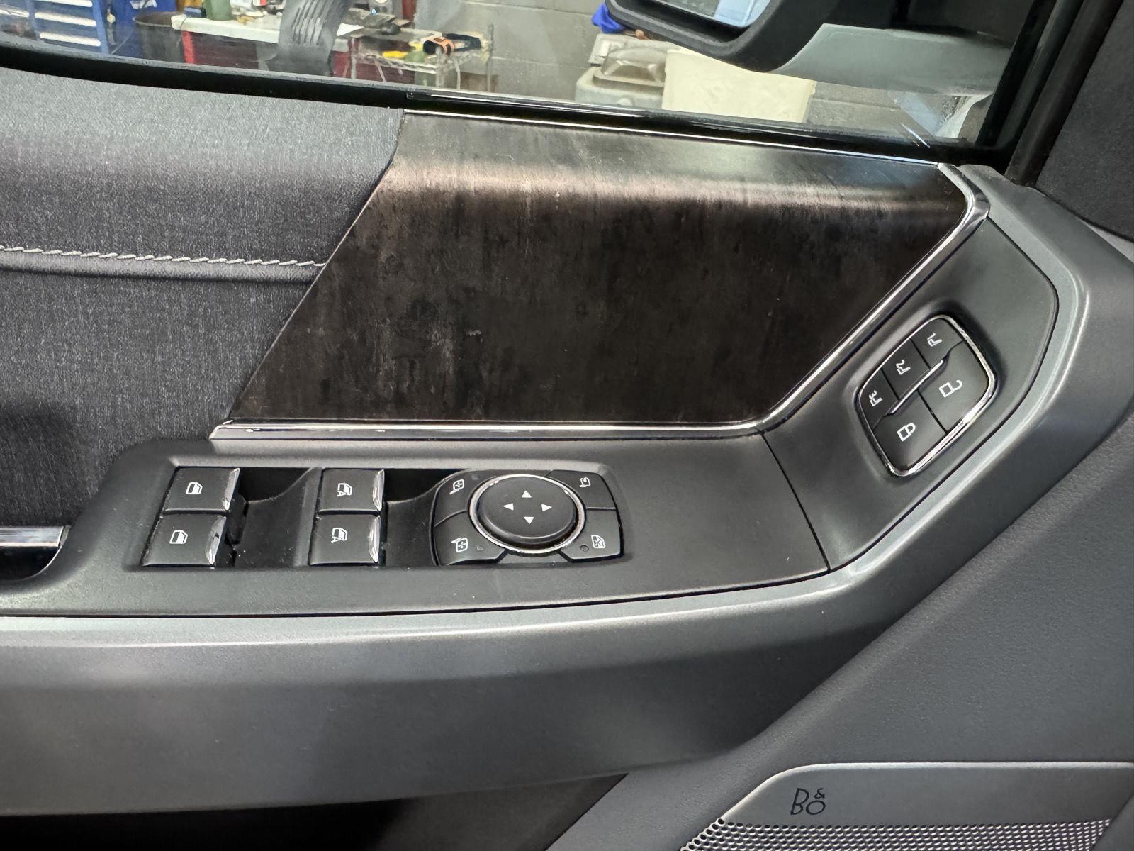 Vehicle photo 13