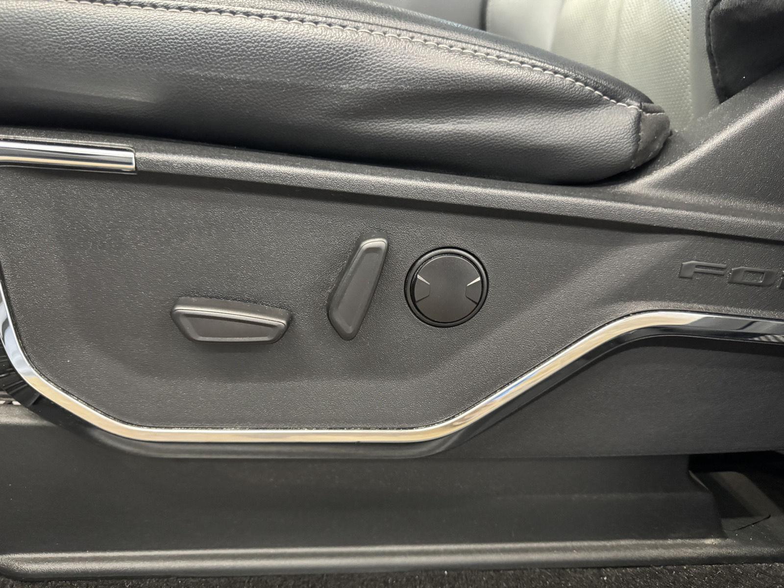 Vehicle photo 16