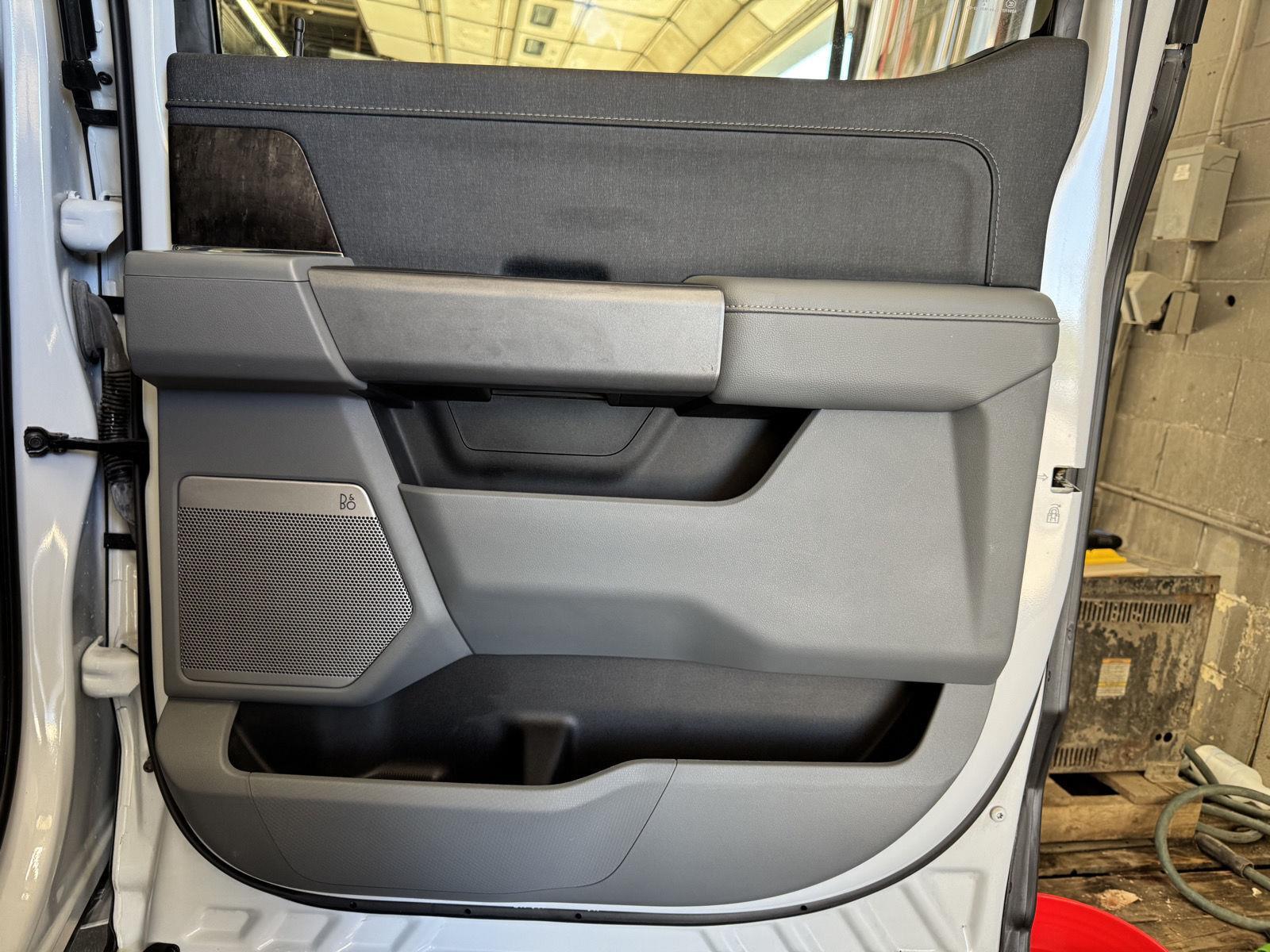 Vehicle photo 23