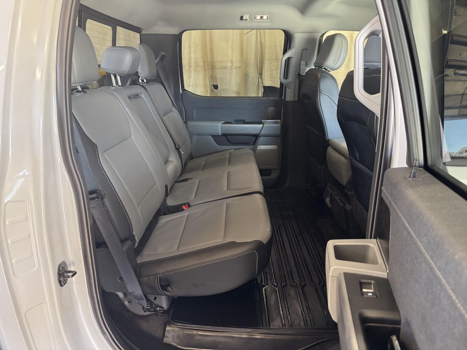 Vehicle photo 24