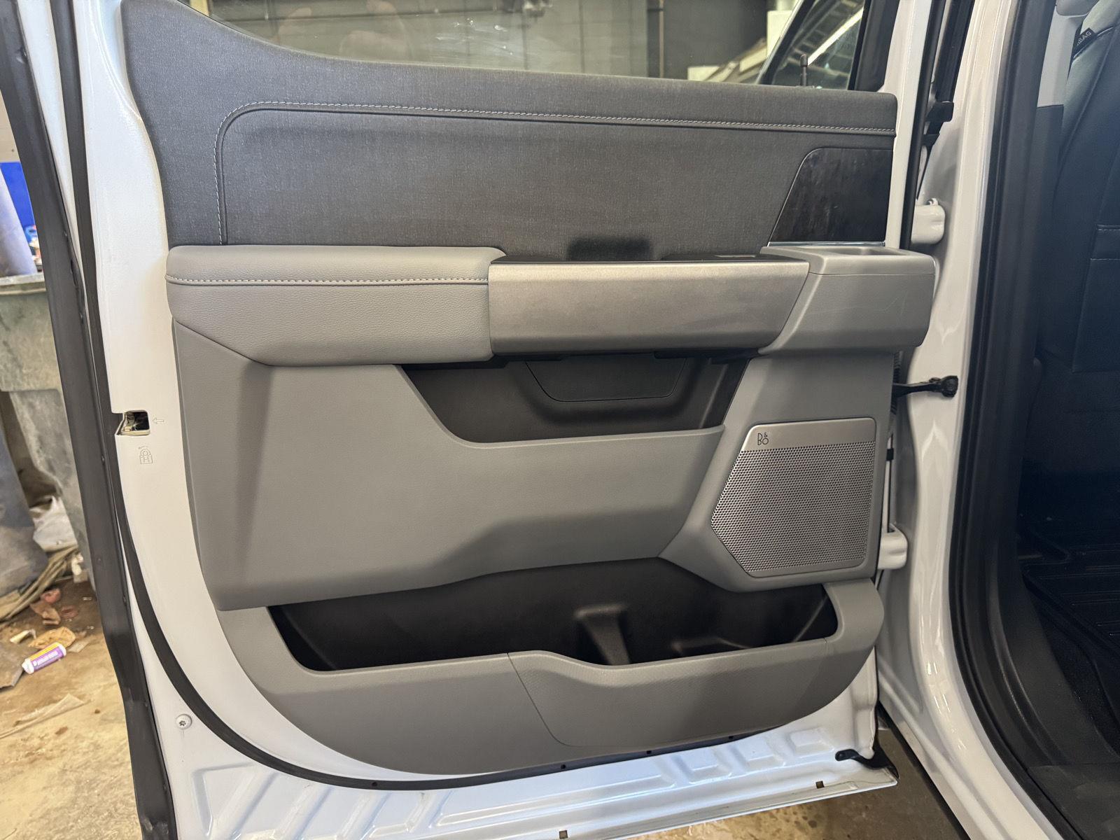 Vehicle photo 25