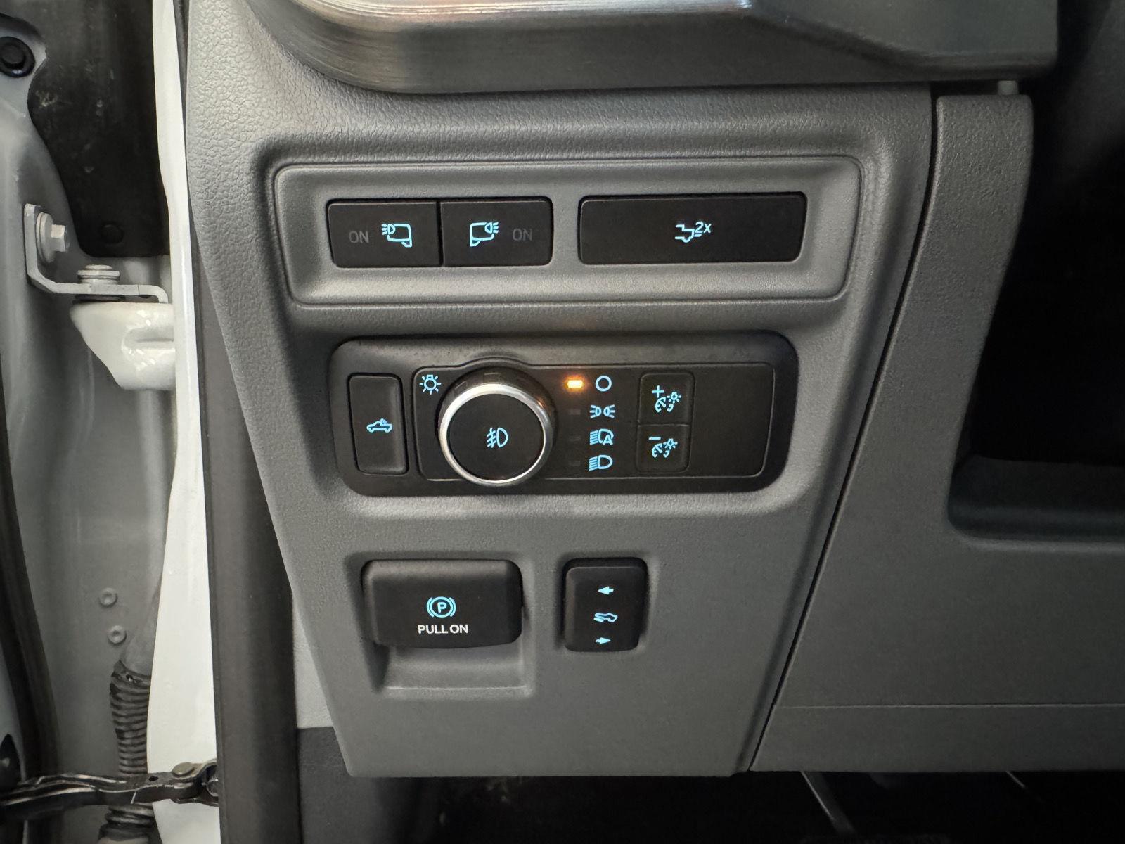 Vehicle photo 29