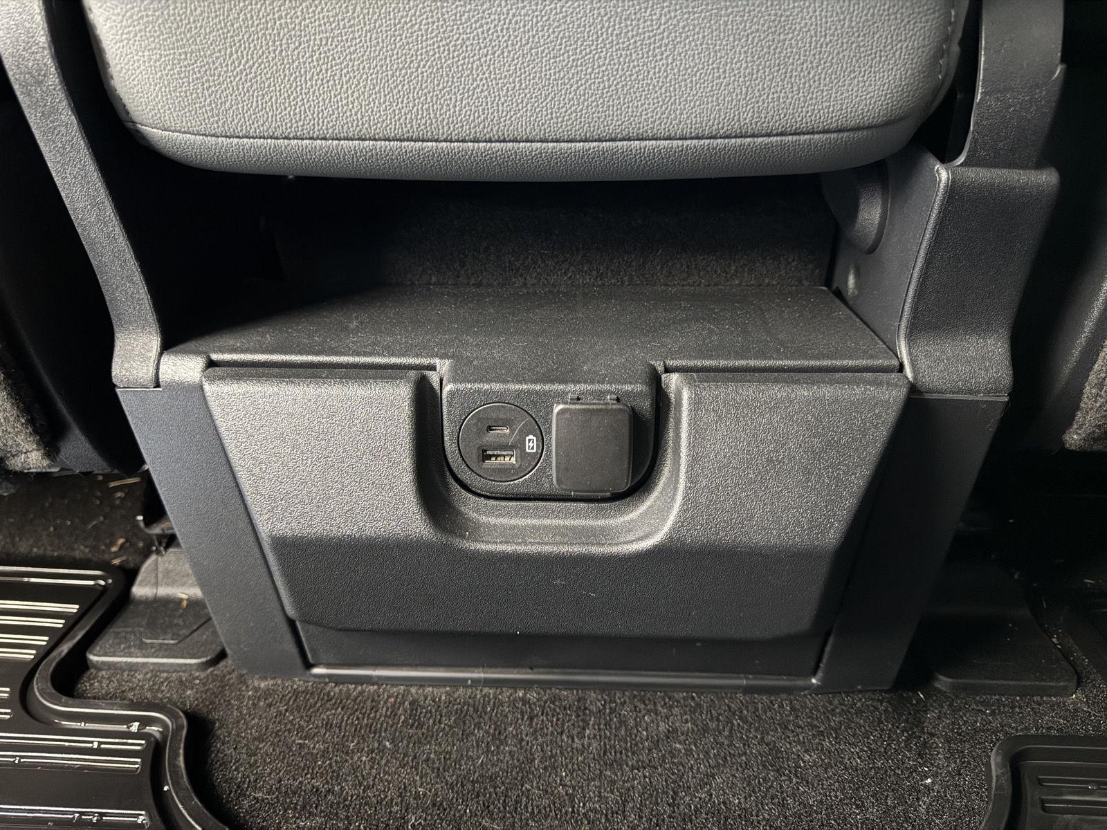 Vehicle photo 32