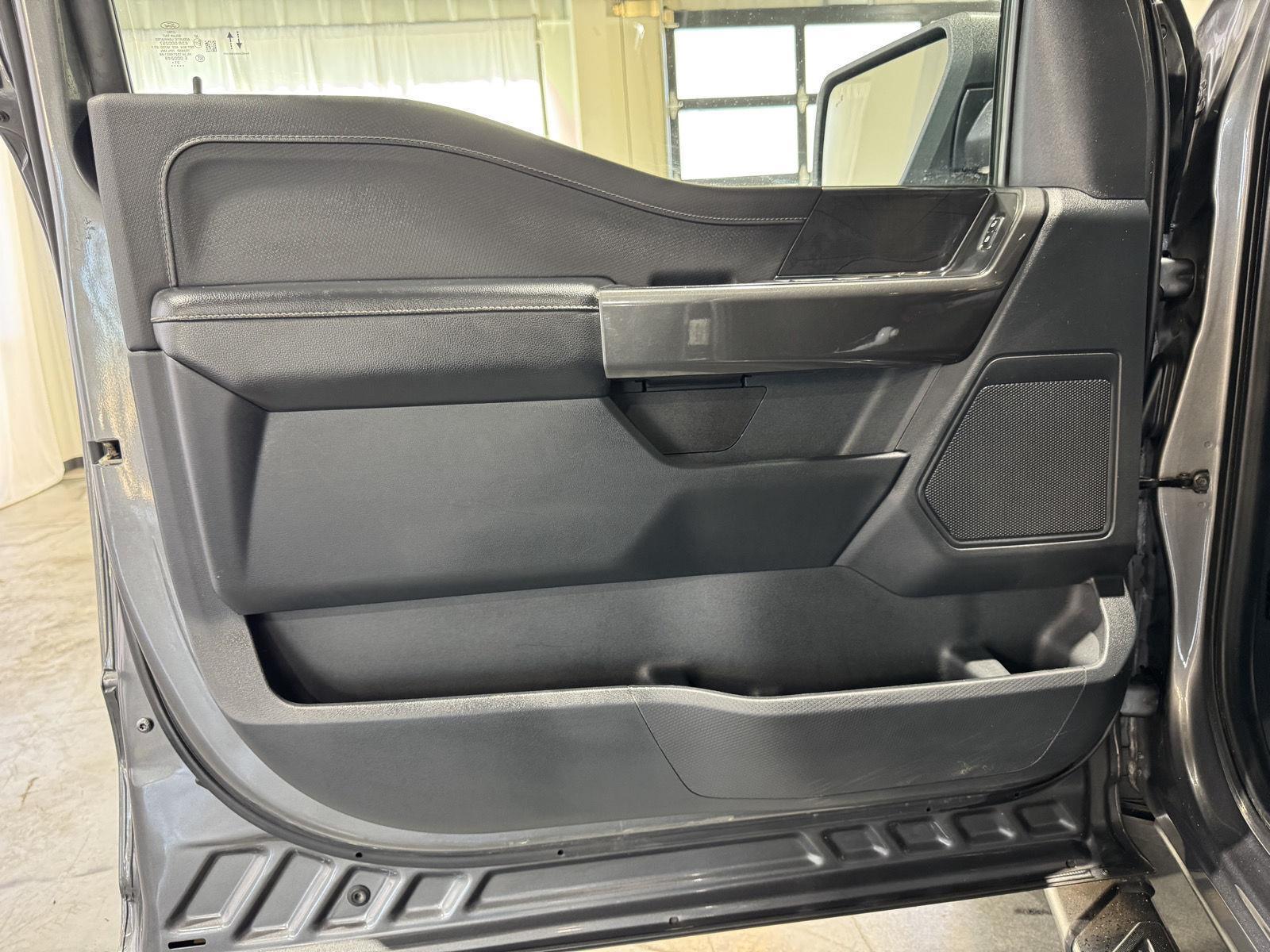 Vehicle photo 17