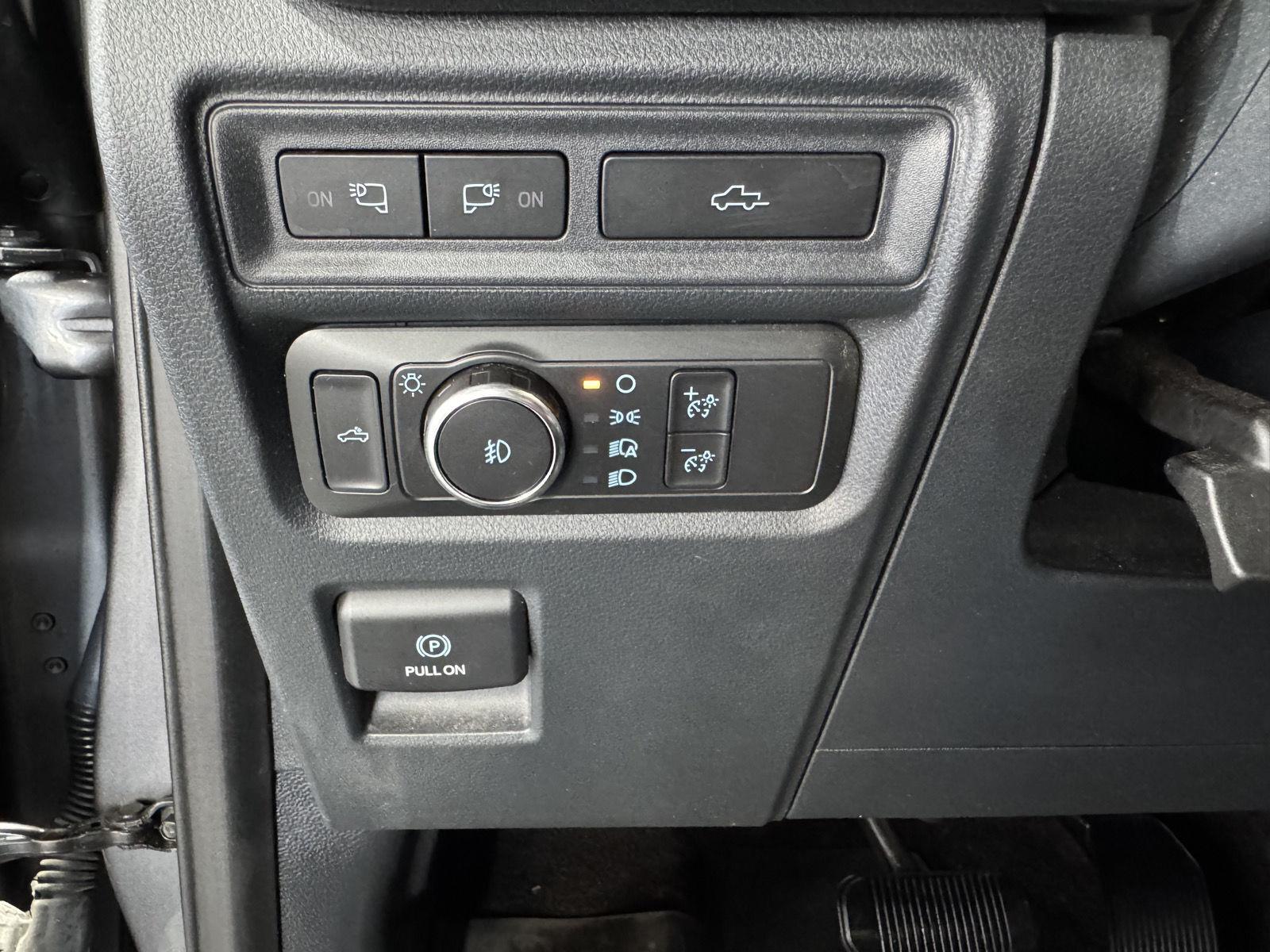 Vehicle photo 19
