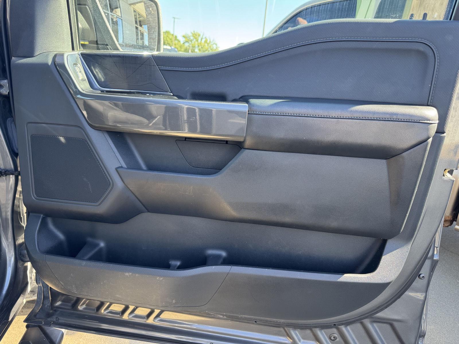 Vehicle photo 25