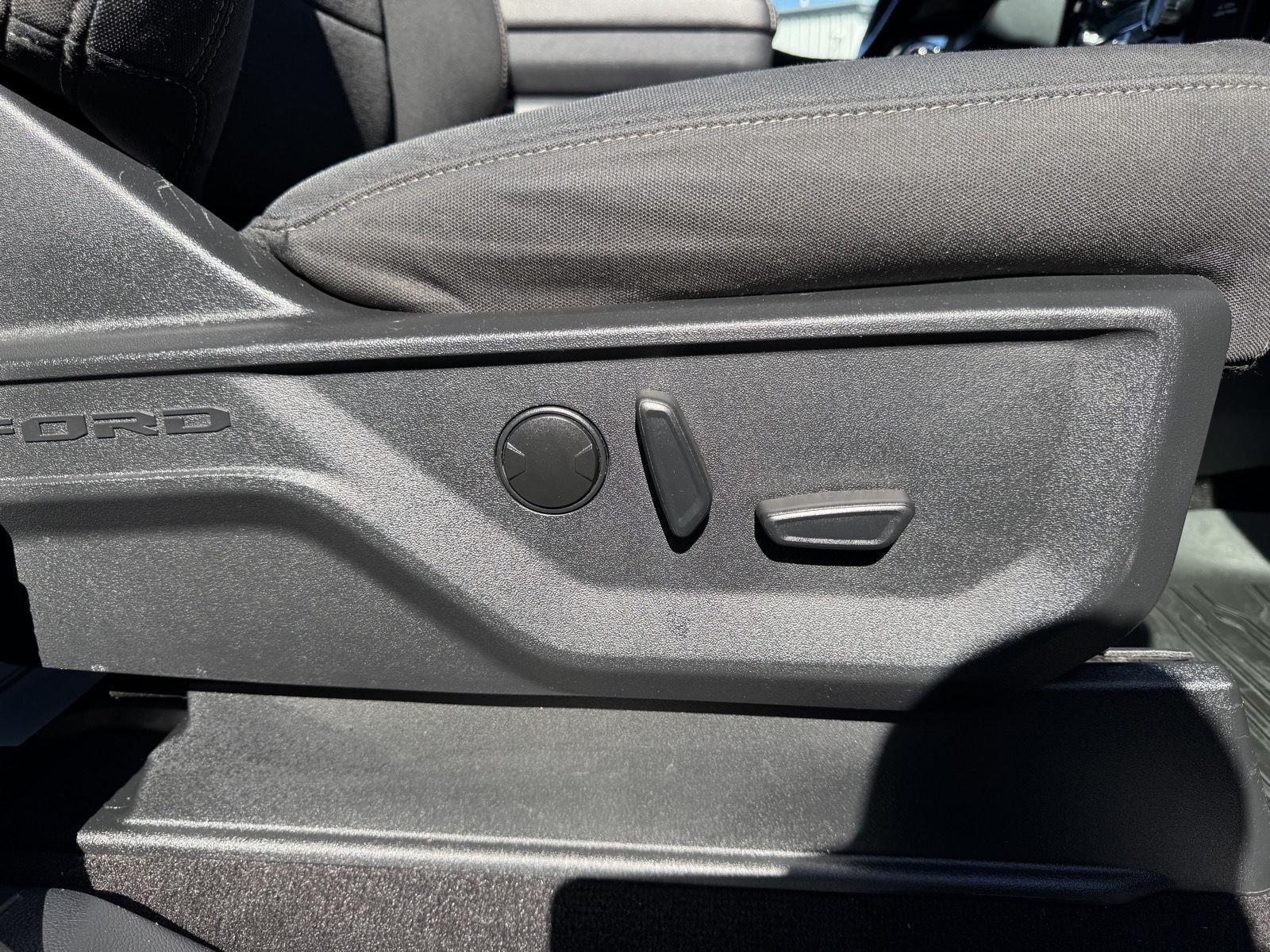 Vehicle photo 28