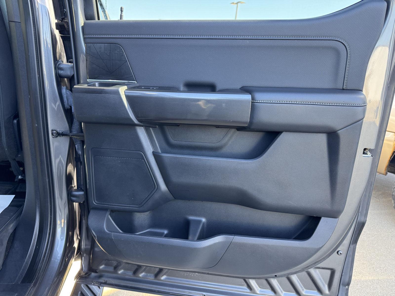 Vehicle photo 29