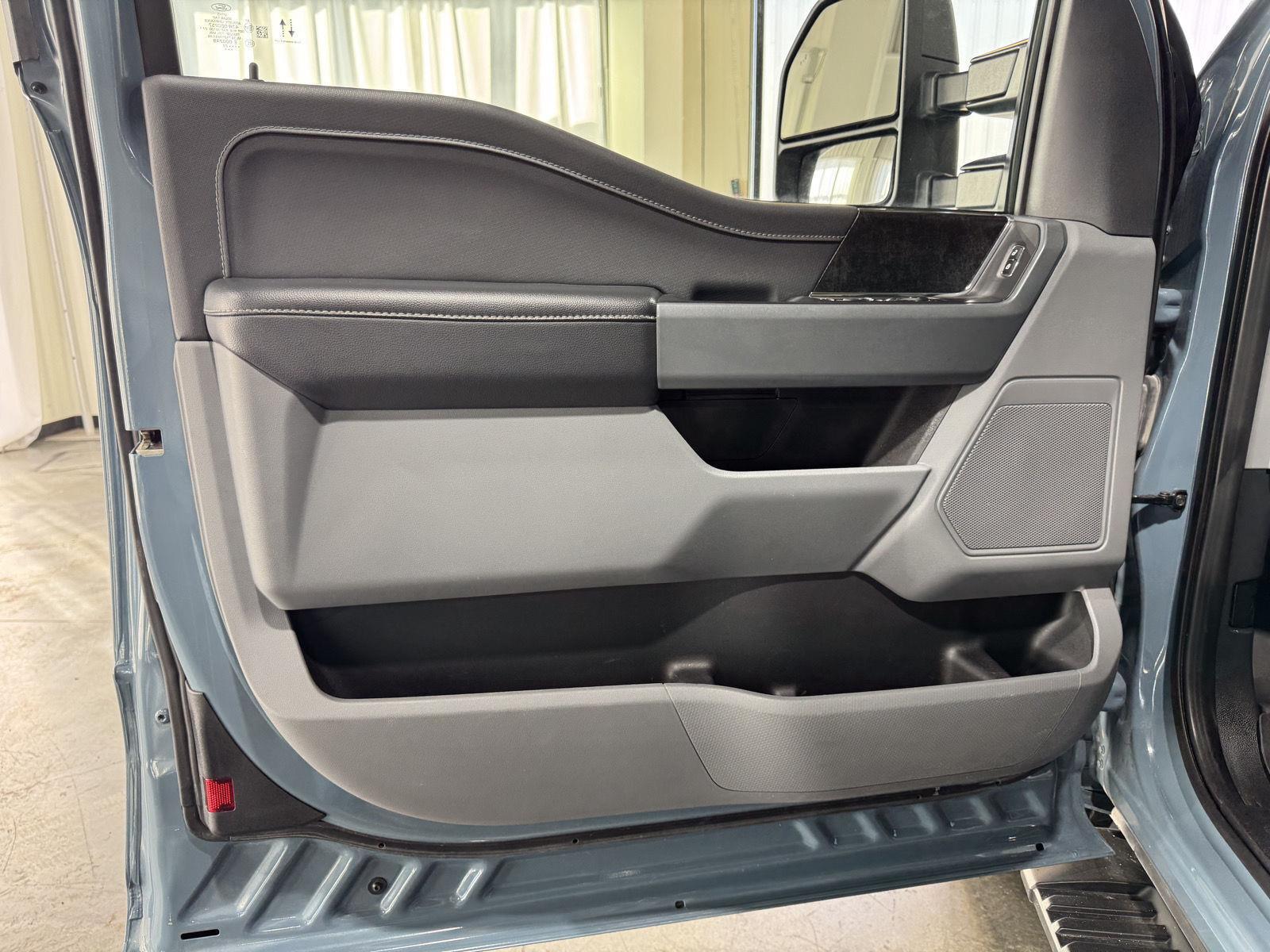 Vehicle photo 16