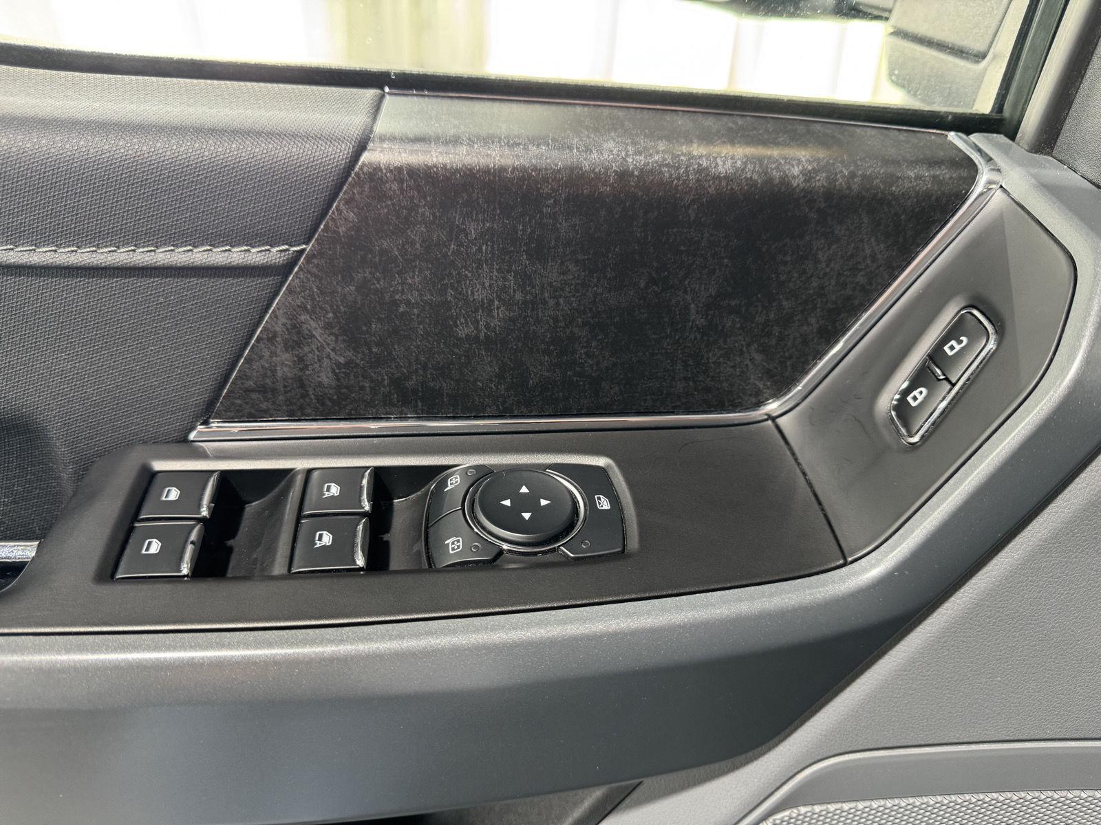 Vehicle photo 17