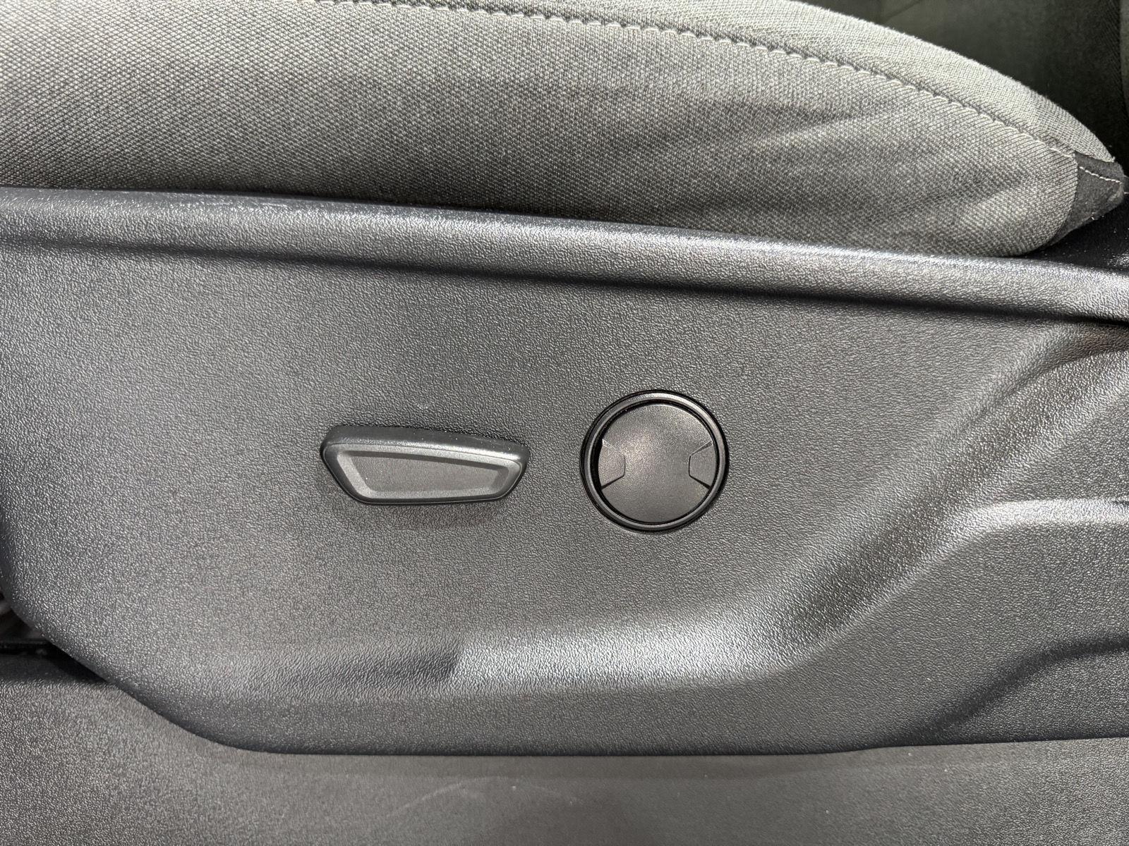 Vehicle photo 21