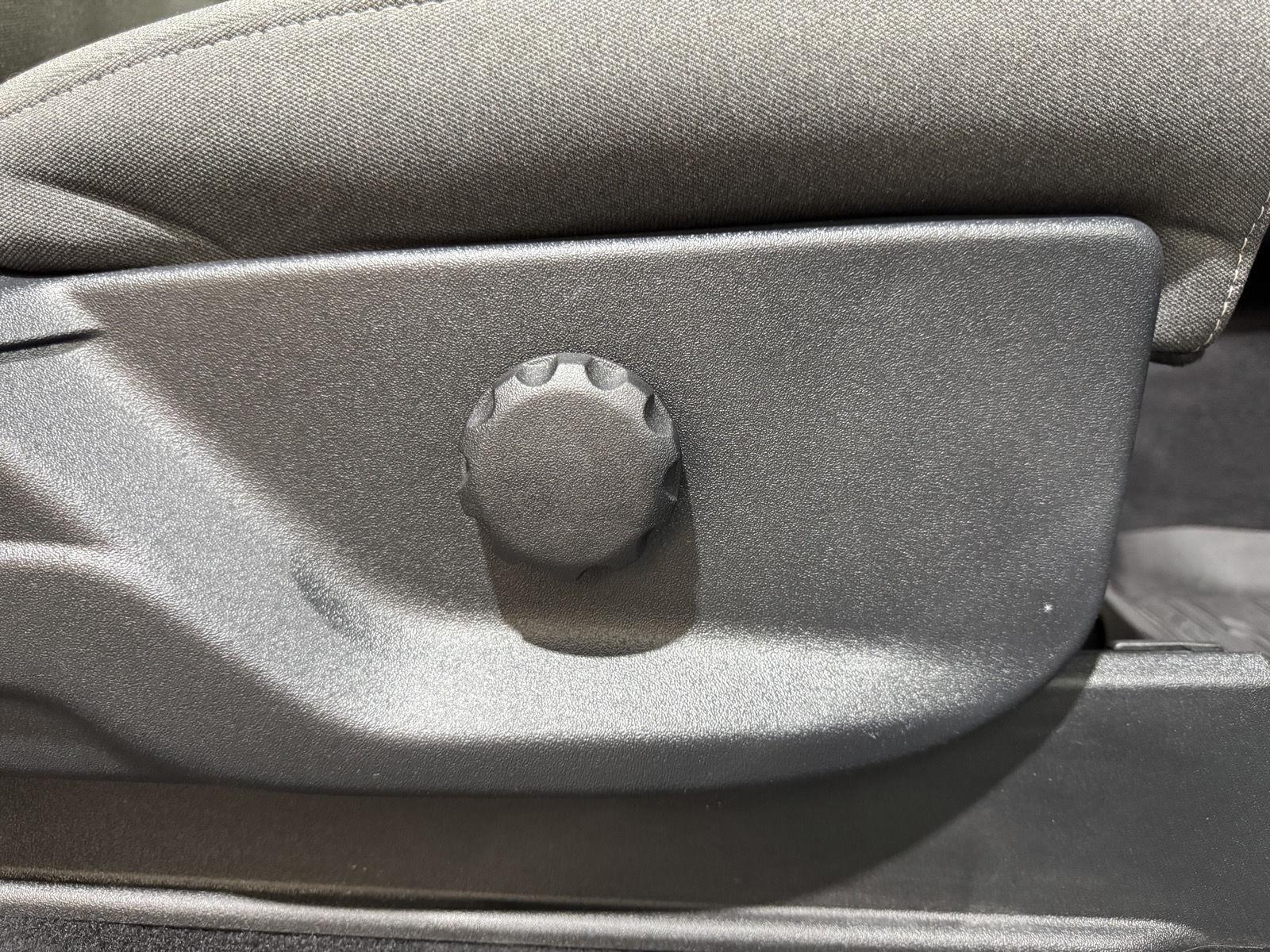 Vehicle photo 27
