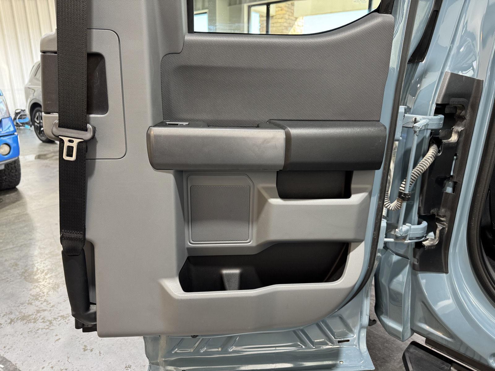 Vehicle photo 28