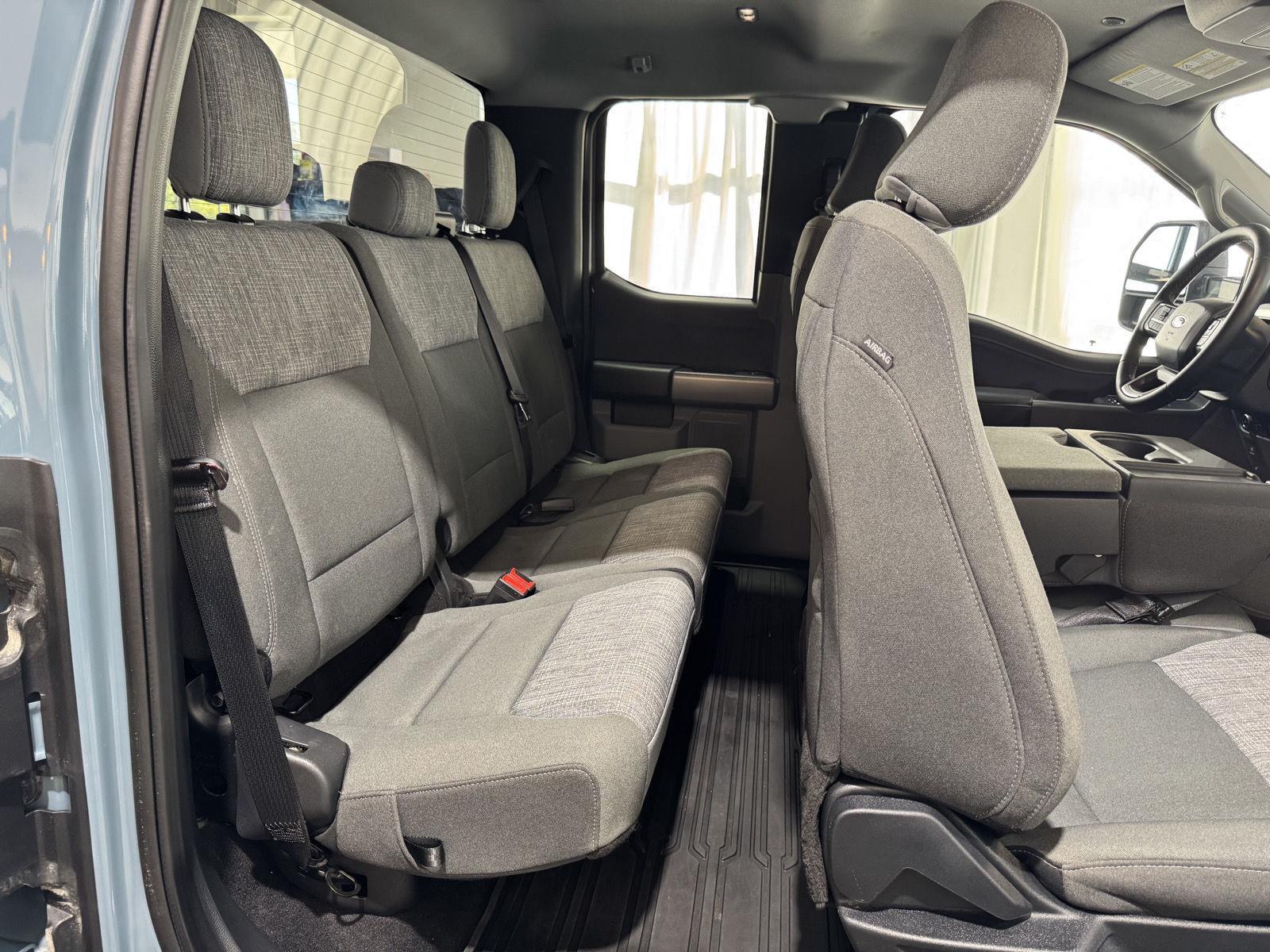 Vehicle photo 29