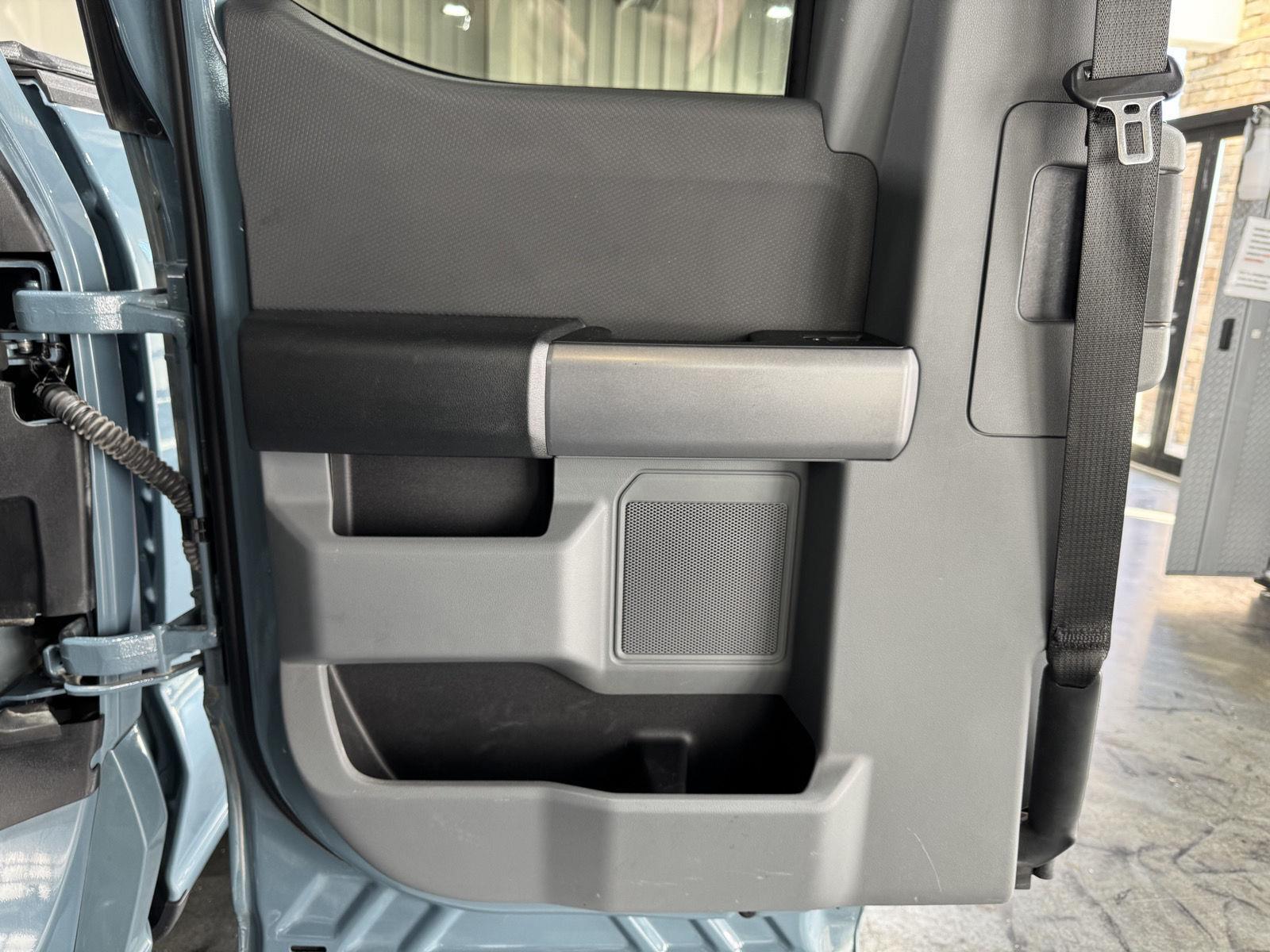 Vehicle photo 30