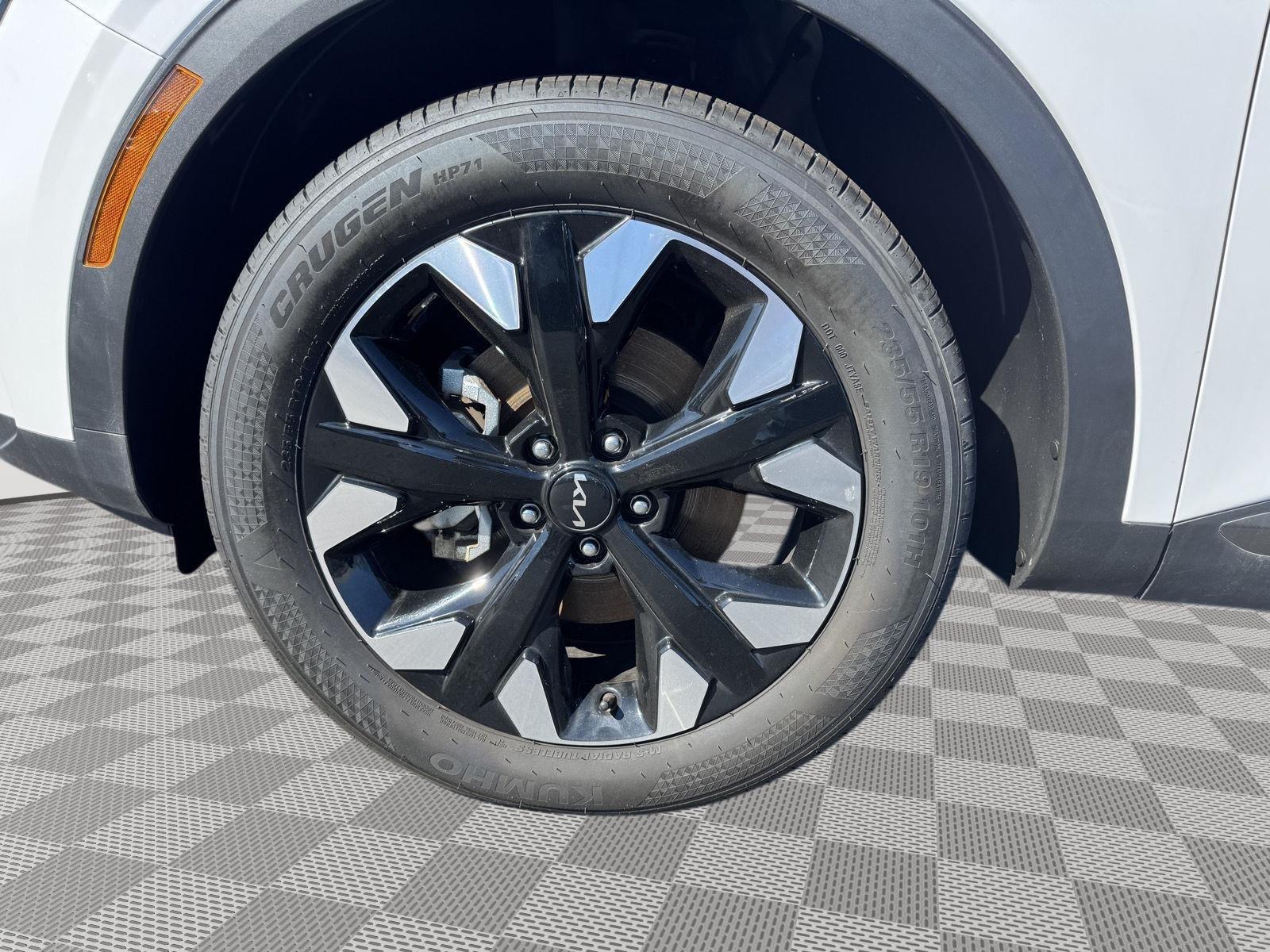 Vehicle photo 12