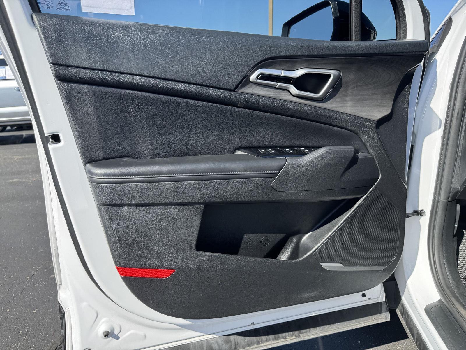 Vehicle photo 17