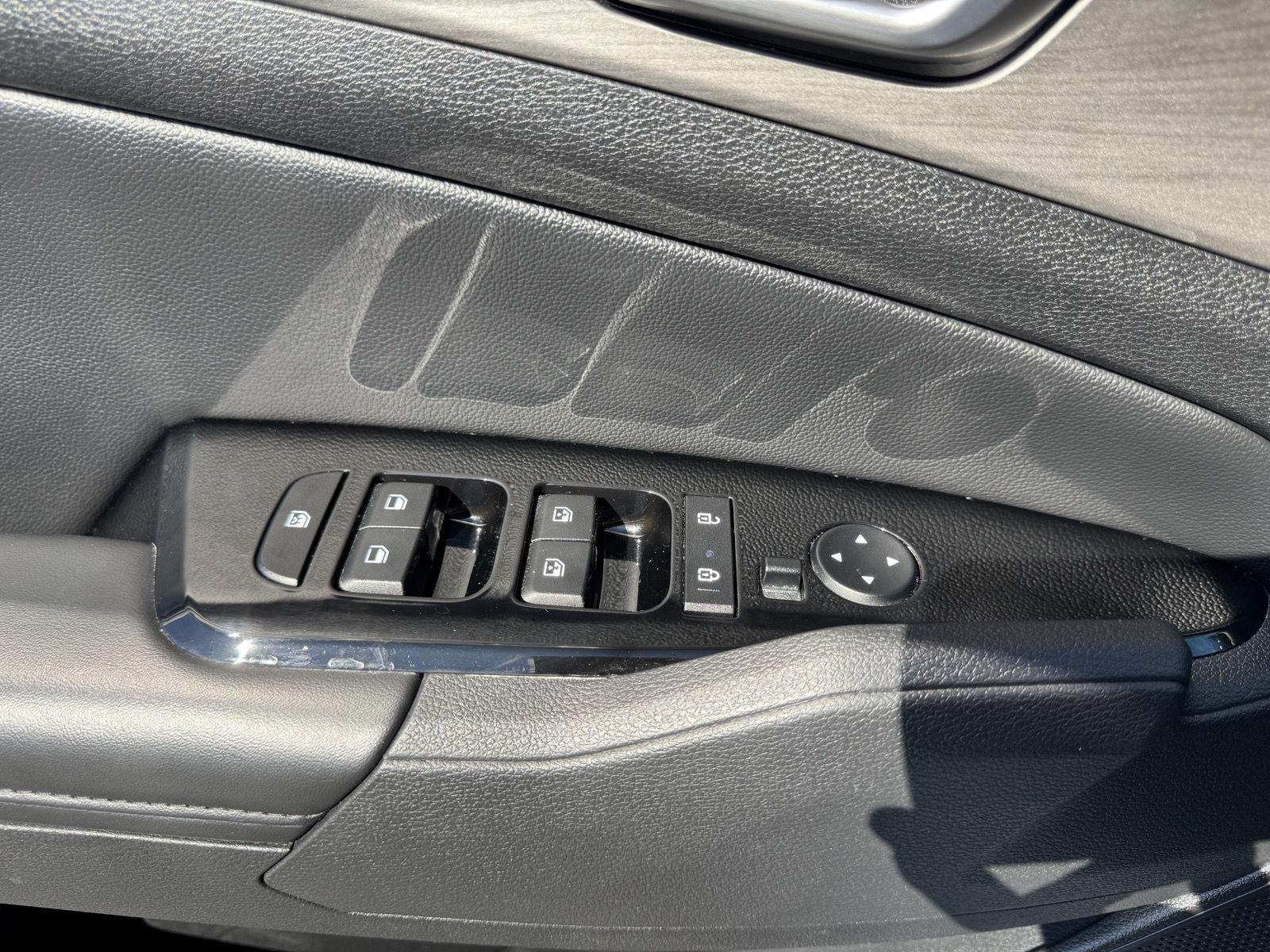 Vehicle photo 19