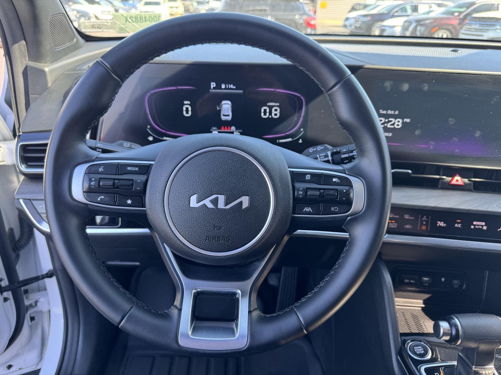 Vehicle photo 13