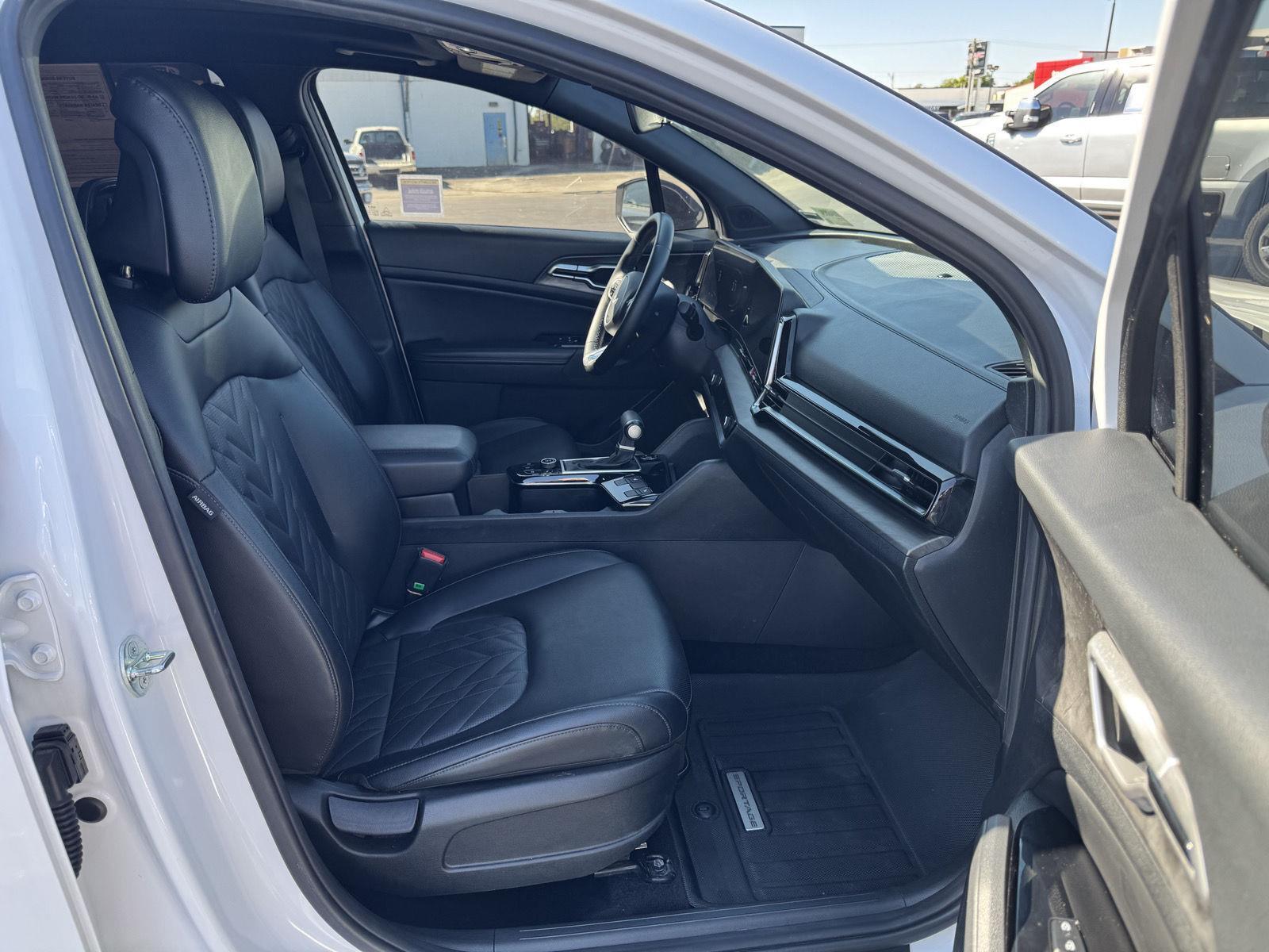 Vehicle photo 26