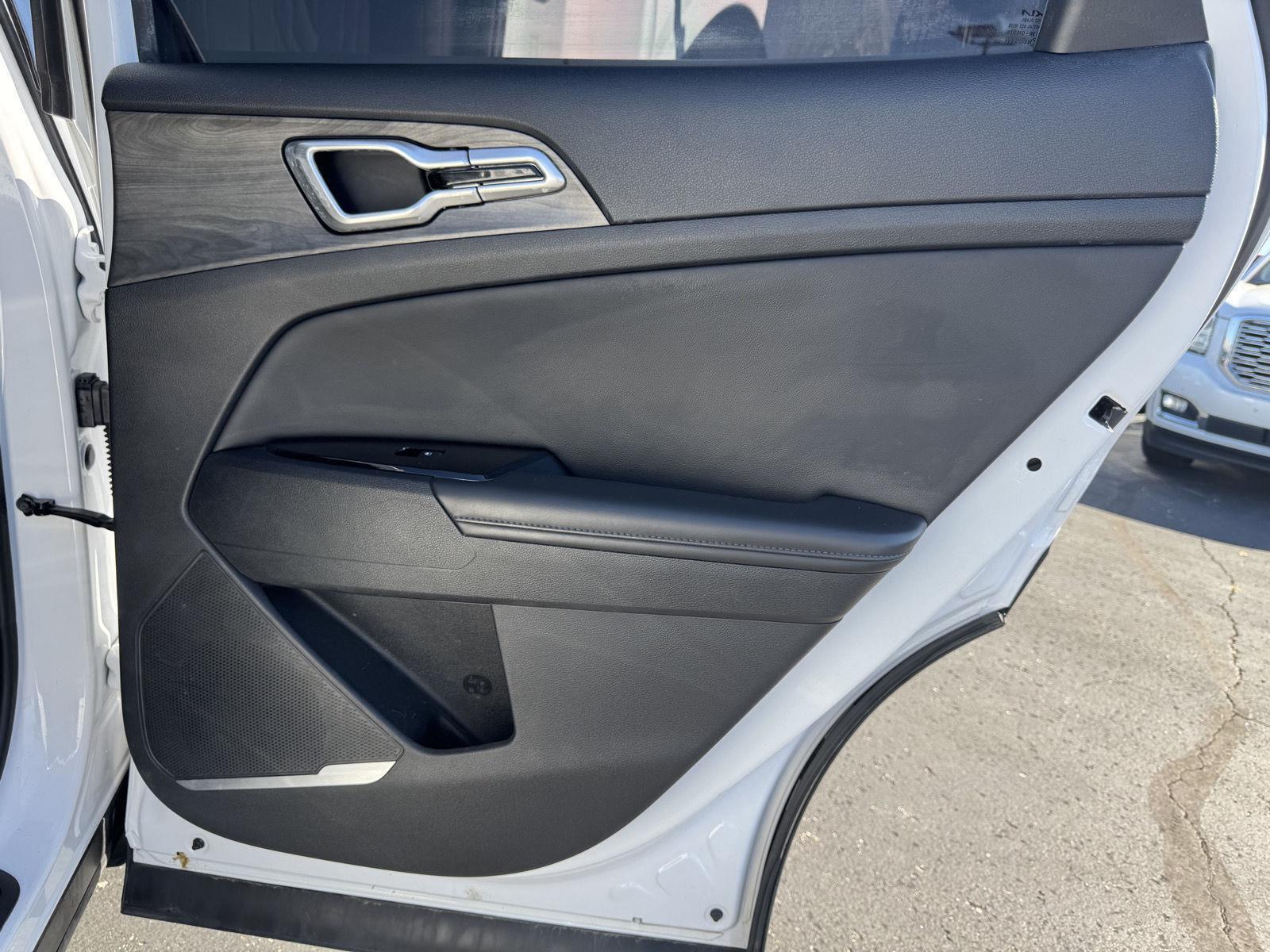 Vehicle photo 29