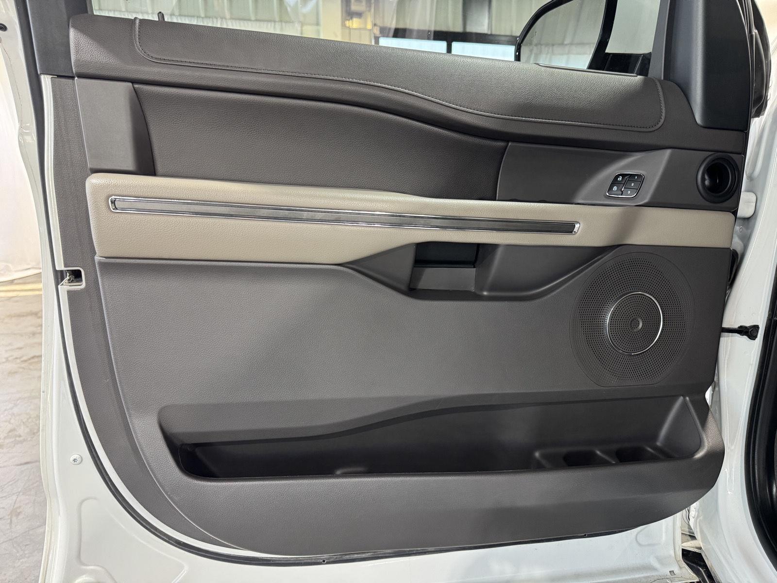 Vehicle photo 16