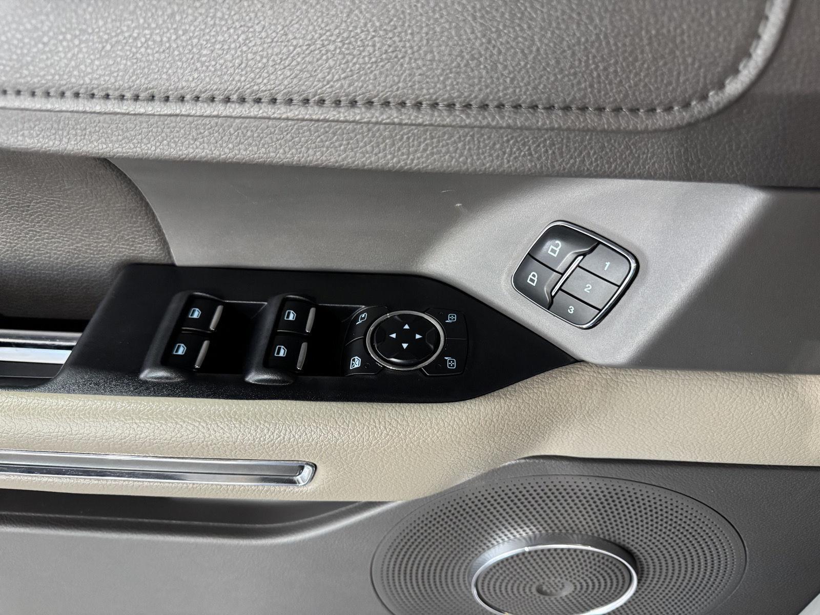 Vehicle photo 17