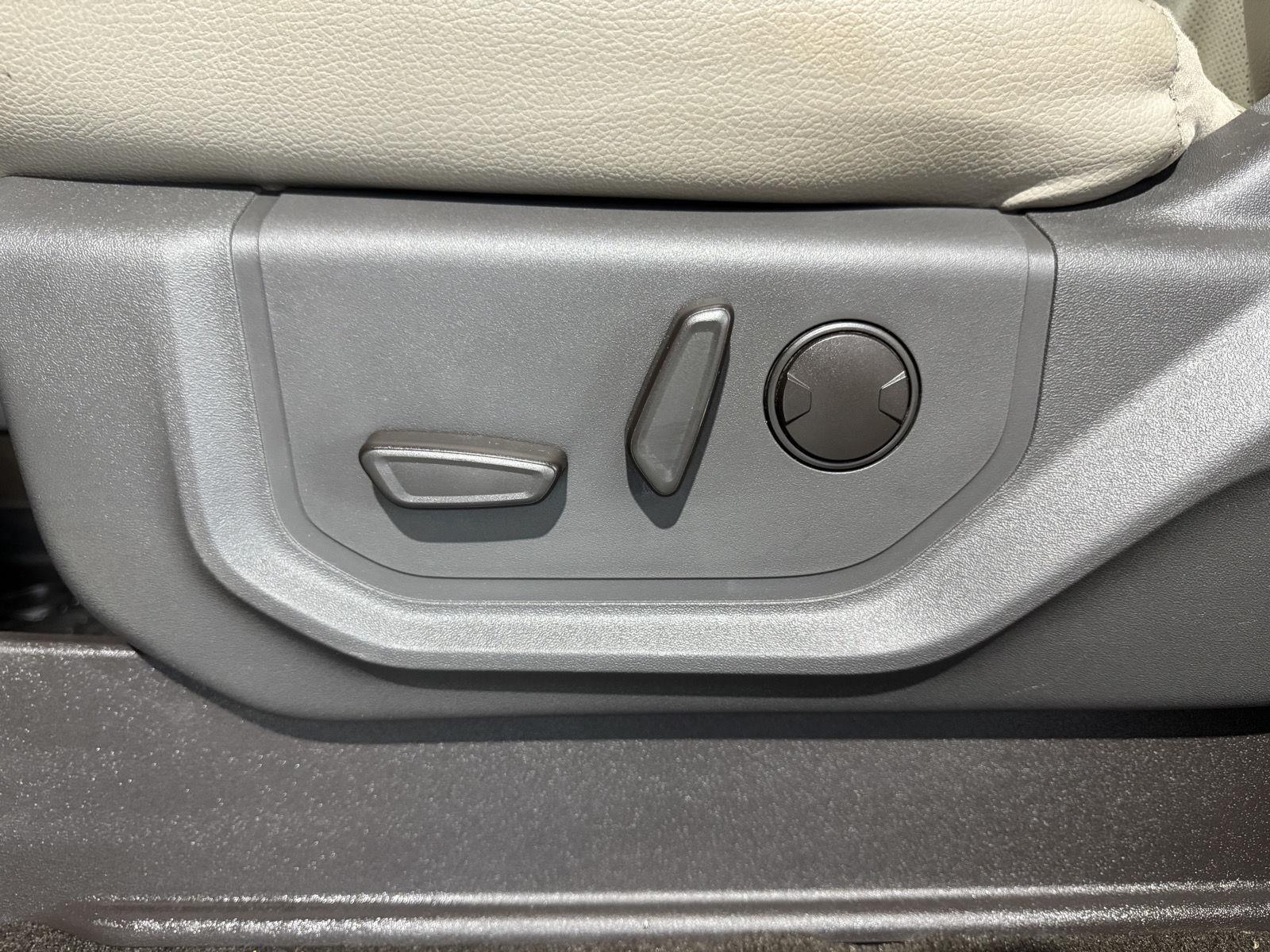 Vehicle photo 21