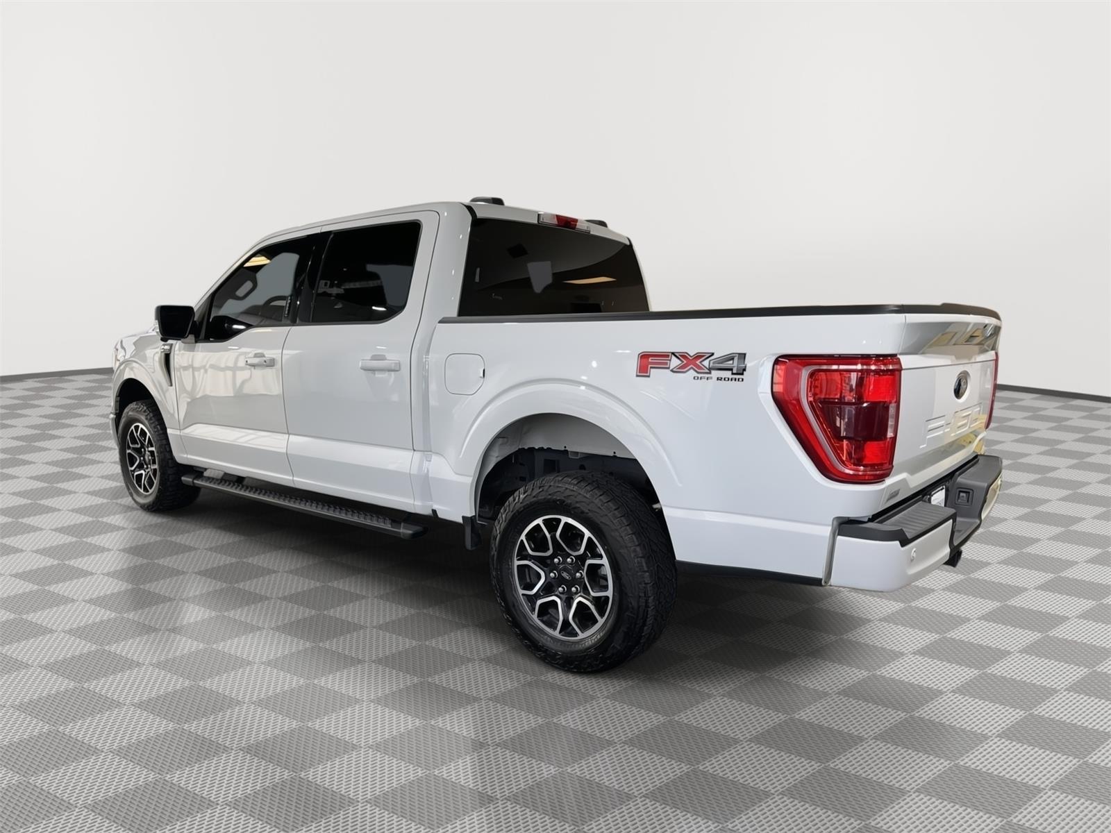 Vehicle photo 9