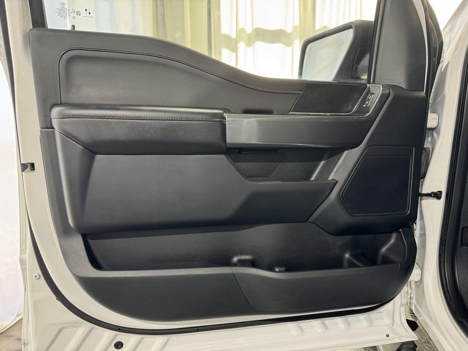 Vehicle photo 16
