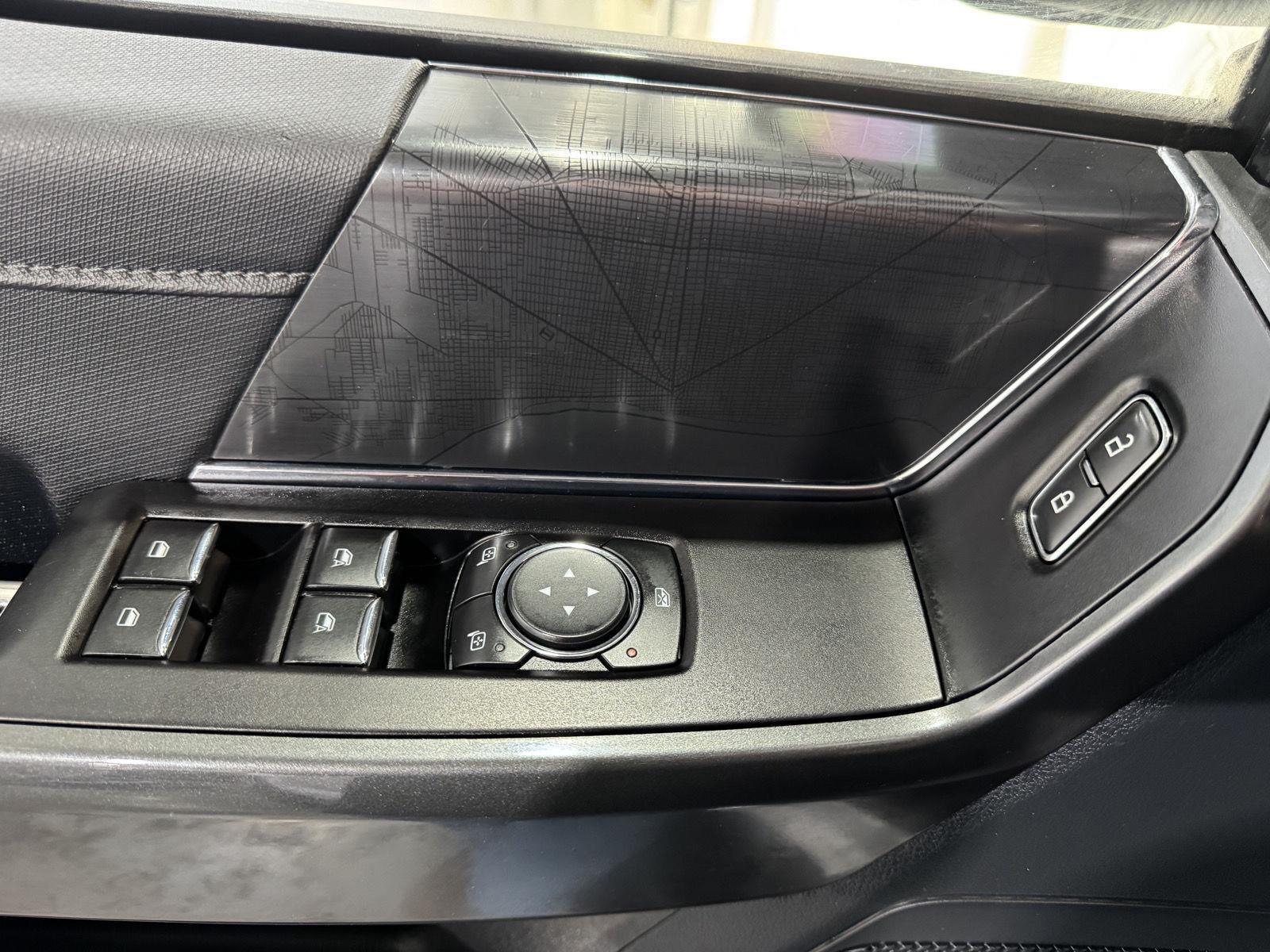 Vehicle photo 17
