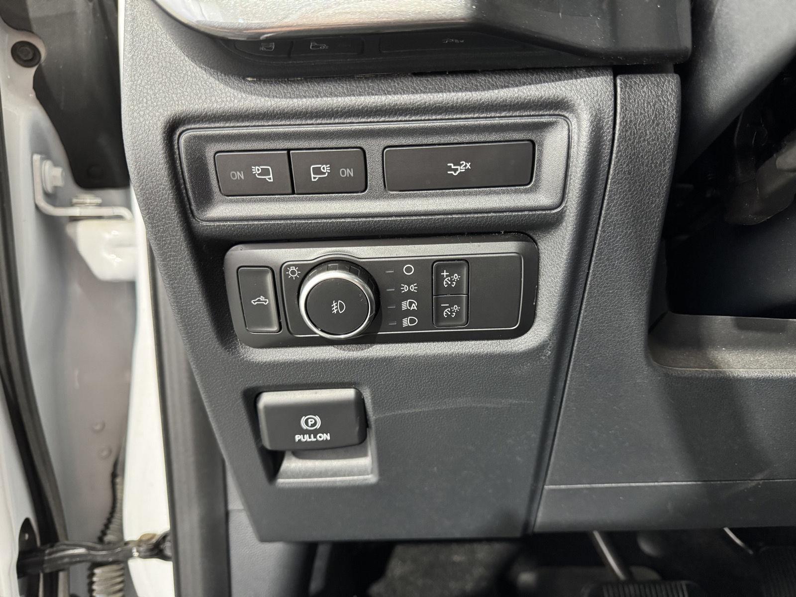 Vehicle photo 18